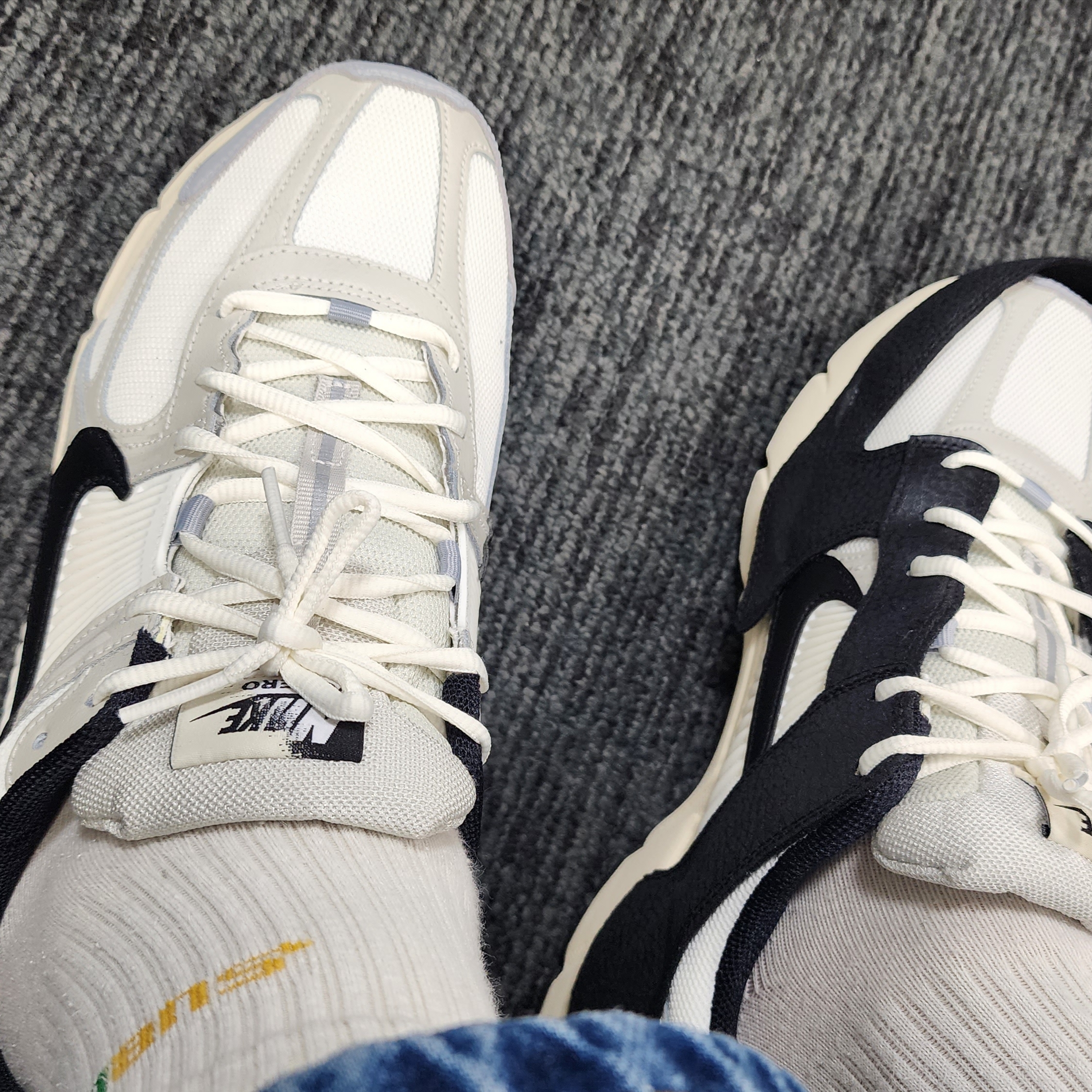 (W) Nike Zoom Vomero 5 Wolf Grey and Black 착용 스타일