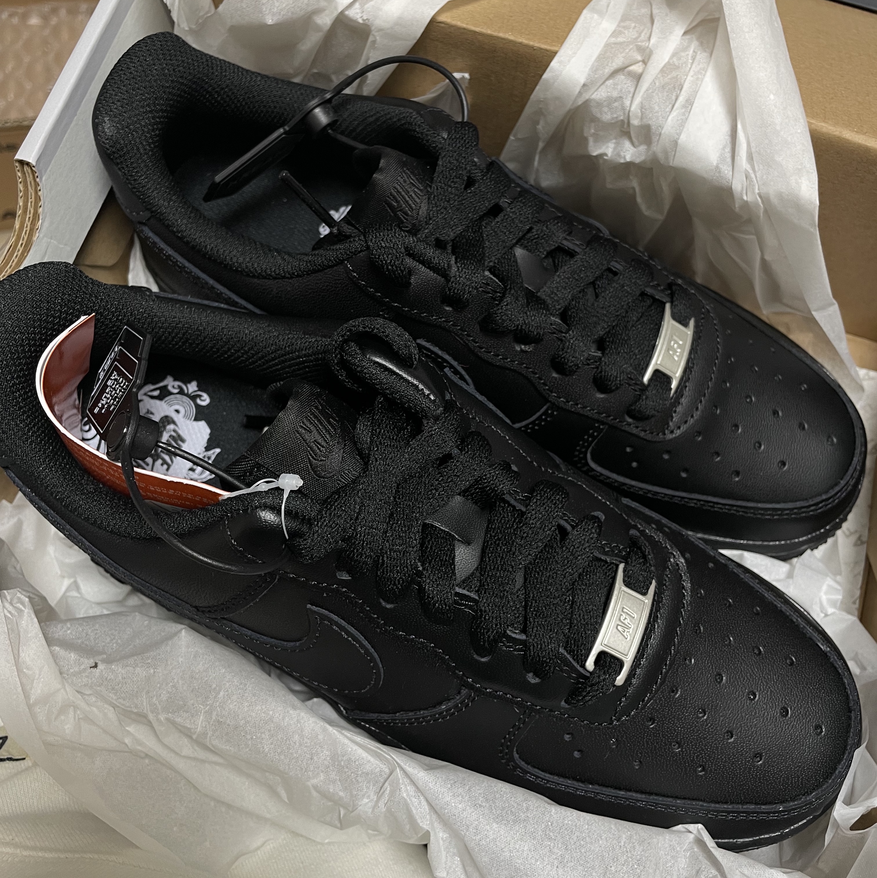 (W) Nike Air Force 1 '07 Low Triple Black 착용 스타일