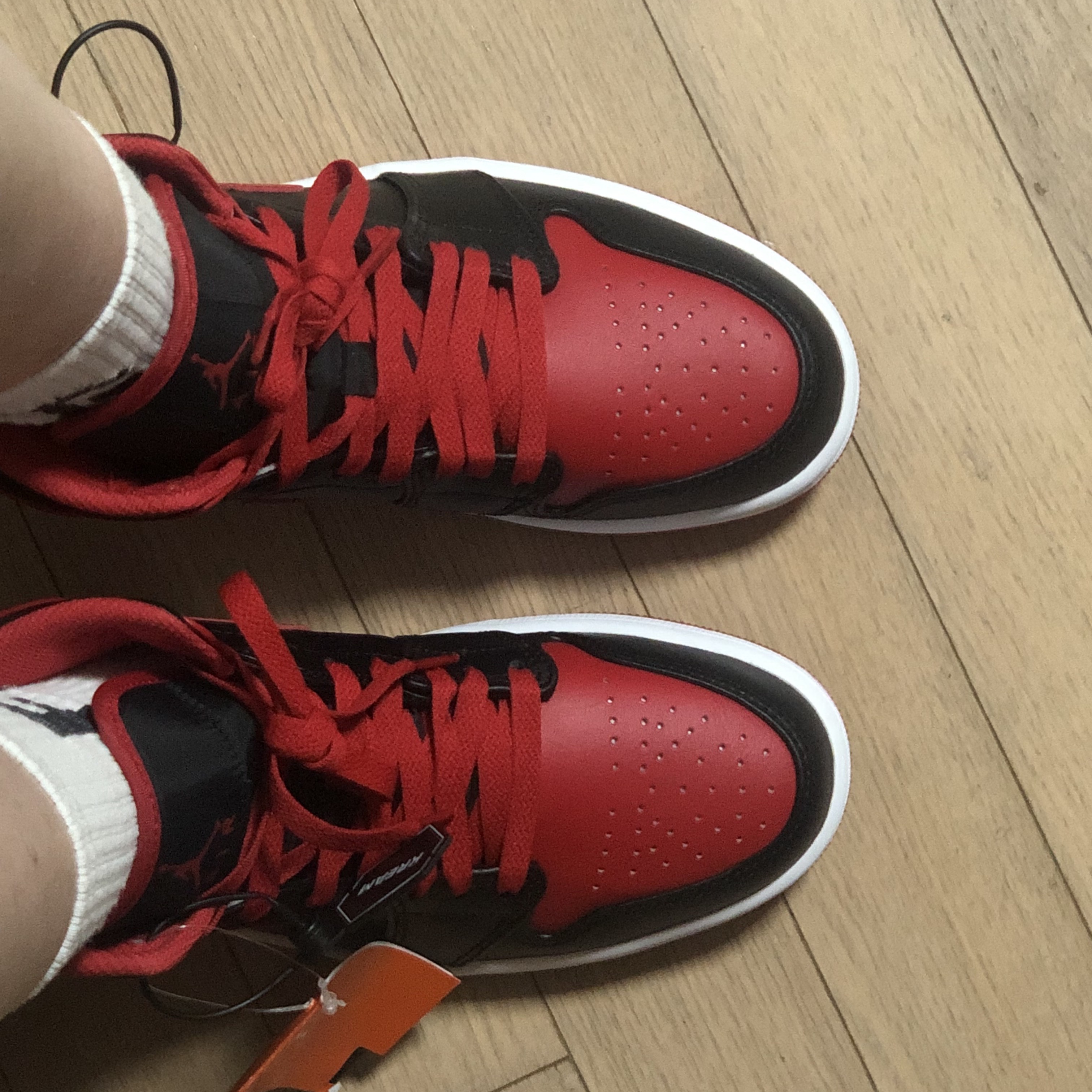 Jordan 1 Mid Black Fire Red 착용 스타일 - 2