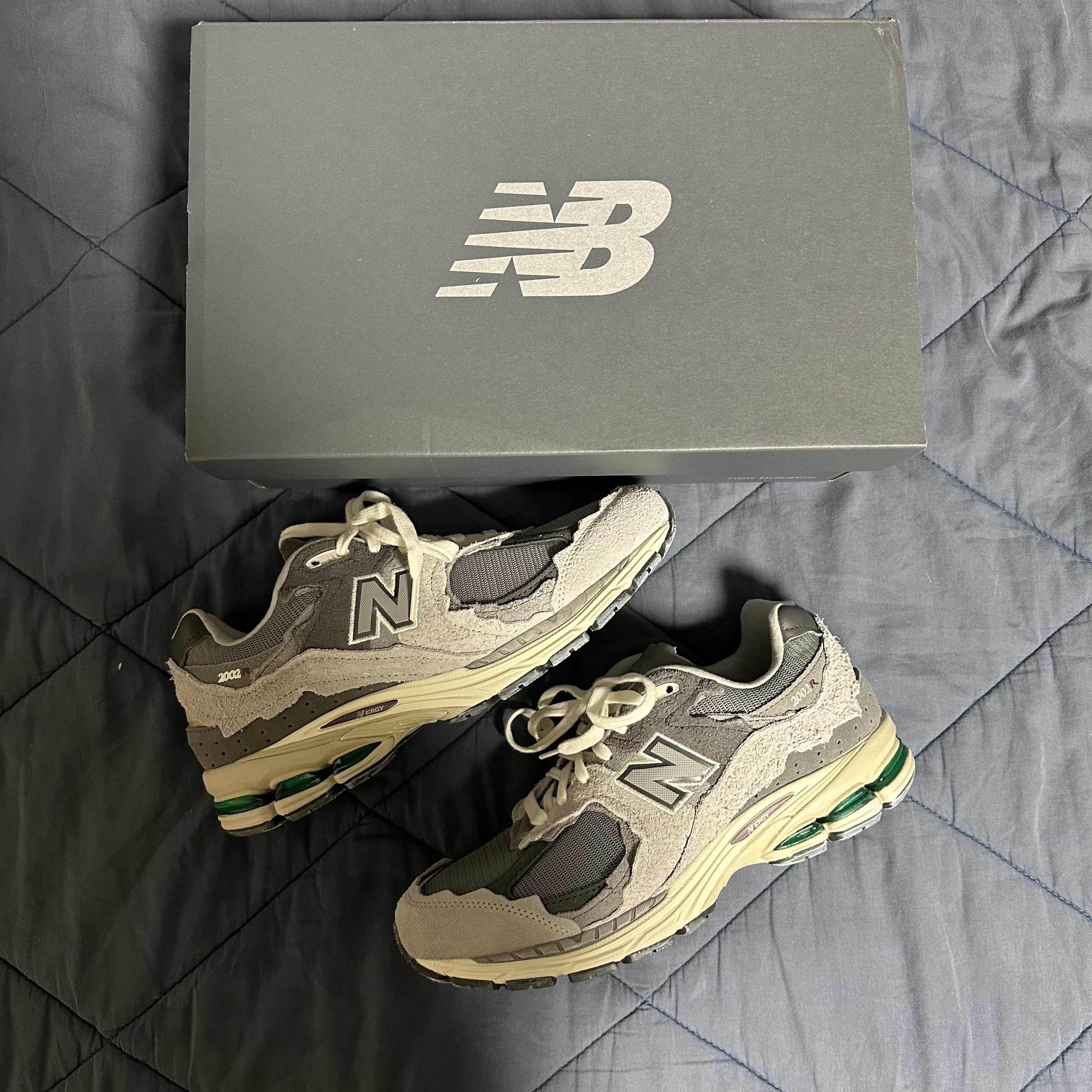 New Balance 2002R Protection Pack Rain Cloud 착용 스타일