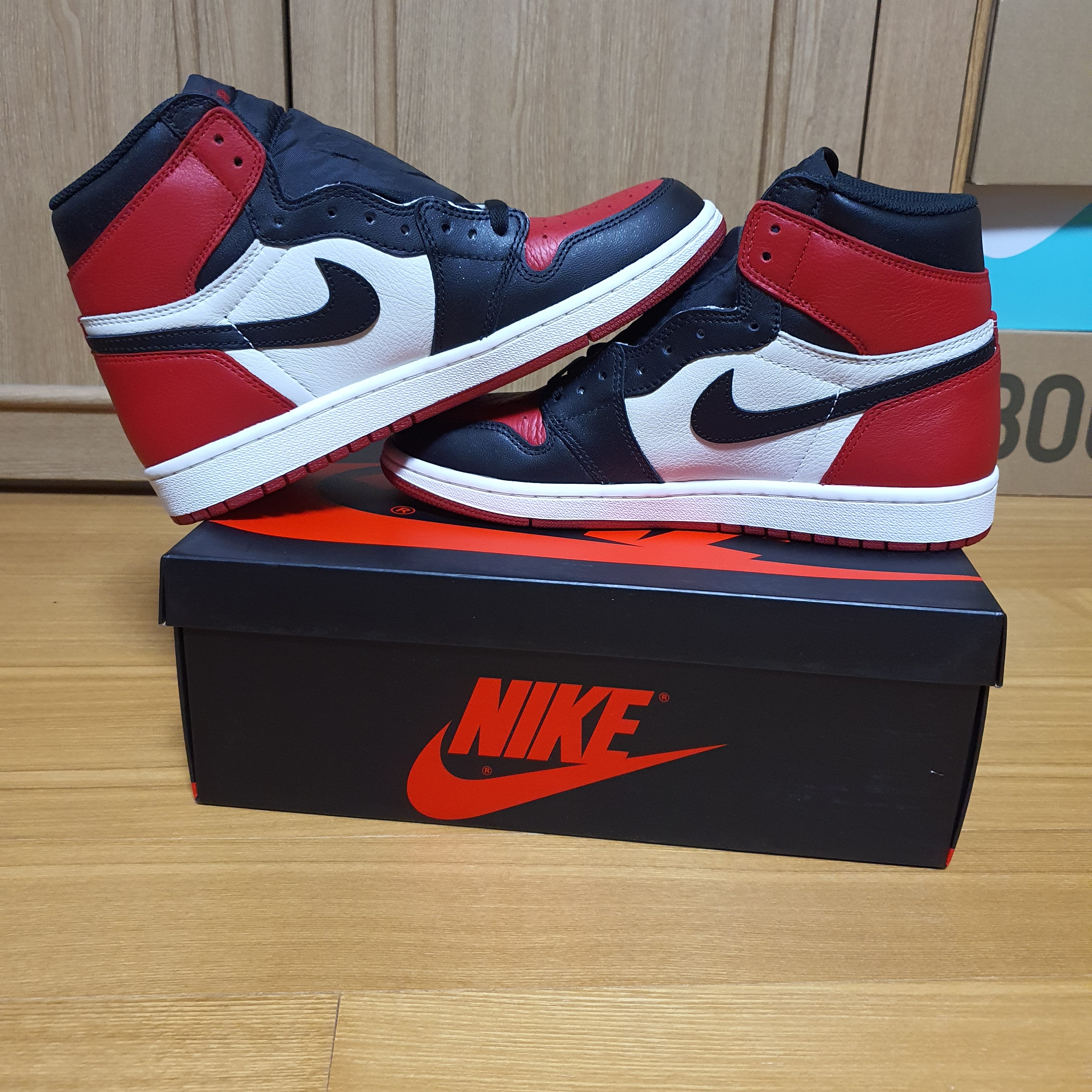 Jordan 1 Retro High OG Bred Toe 착용 스타일 - 4
