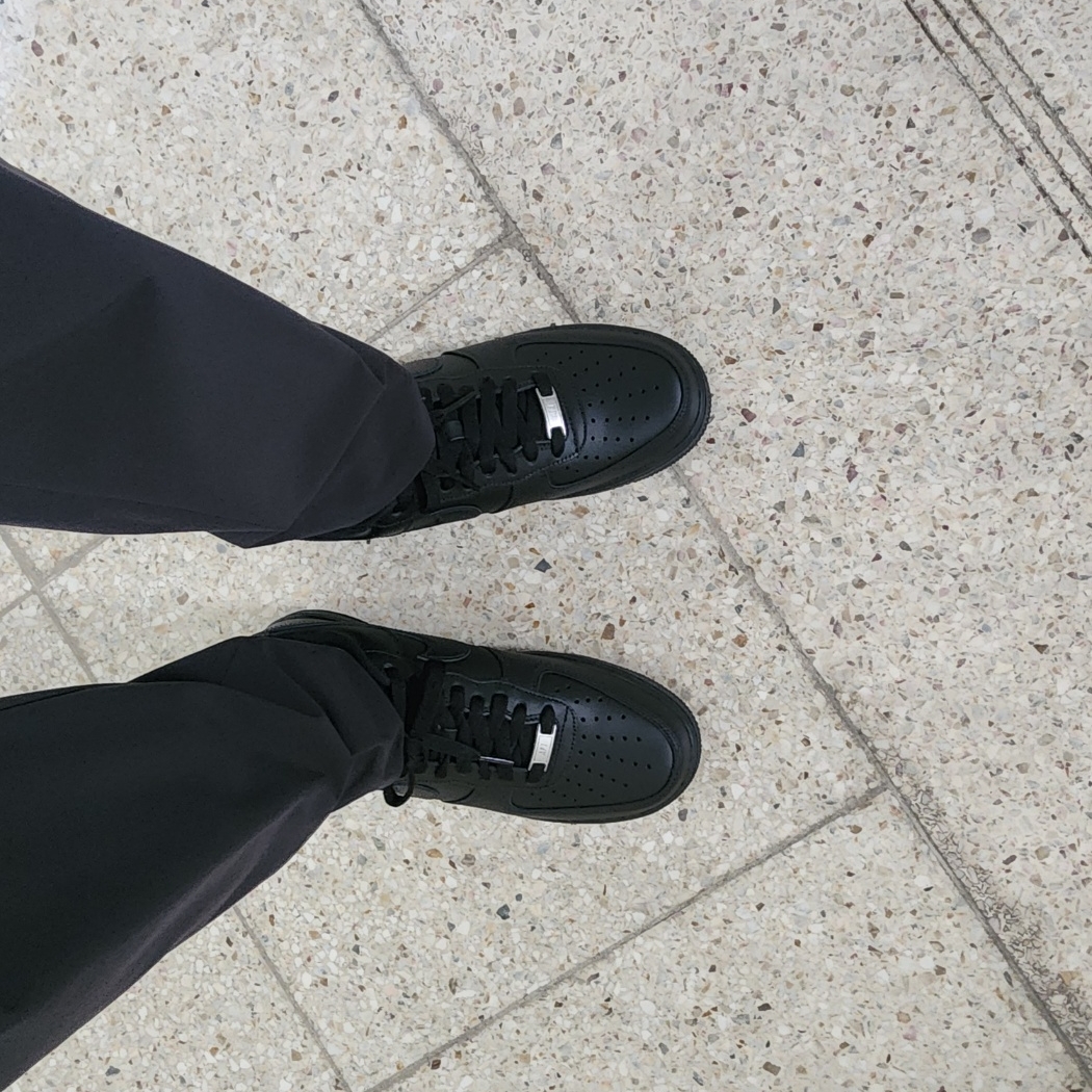 Nike Air Force 1 '07 Low Triple Black 착용 스타일