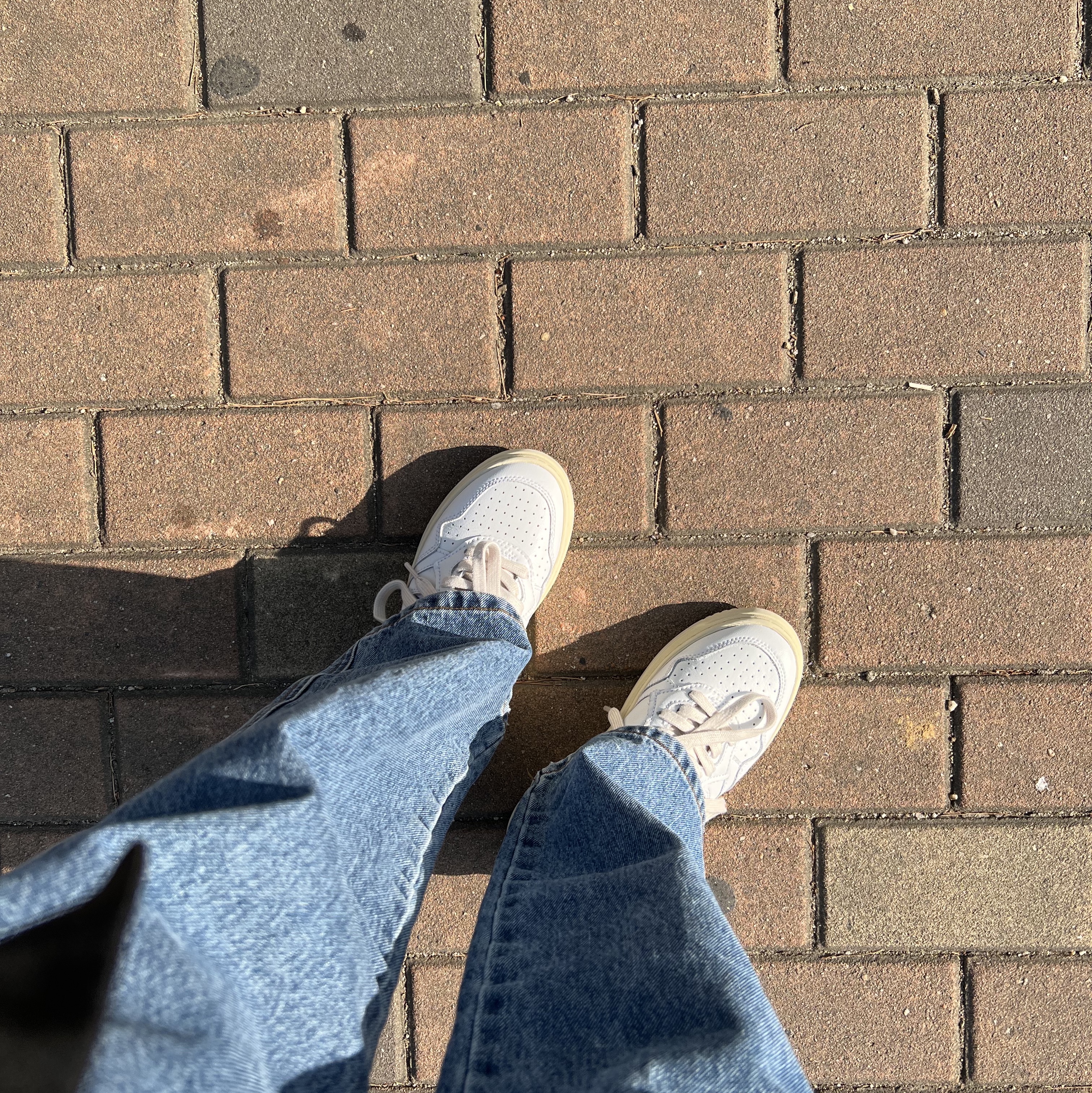 (W) Autry Medalist Low Leather Sneakers White 착용 스타일 - 3