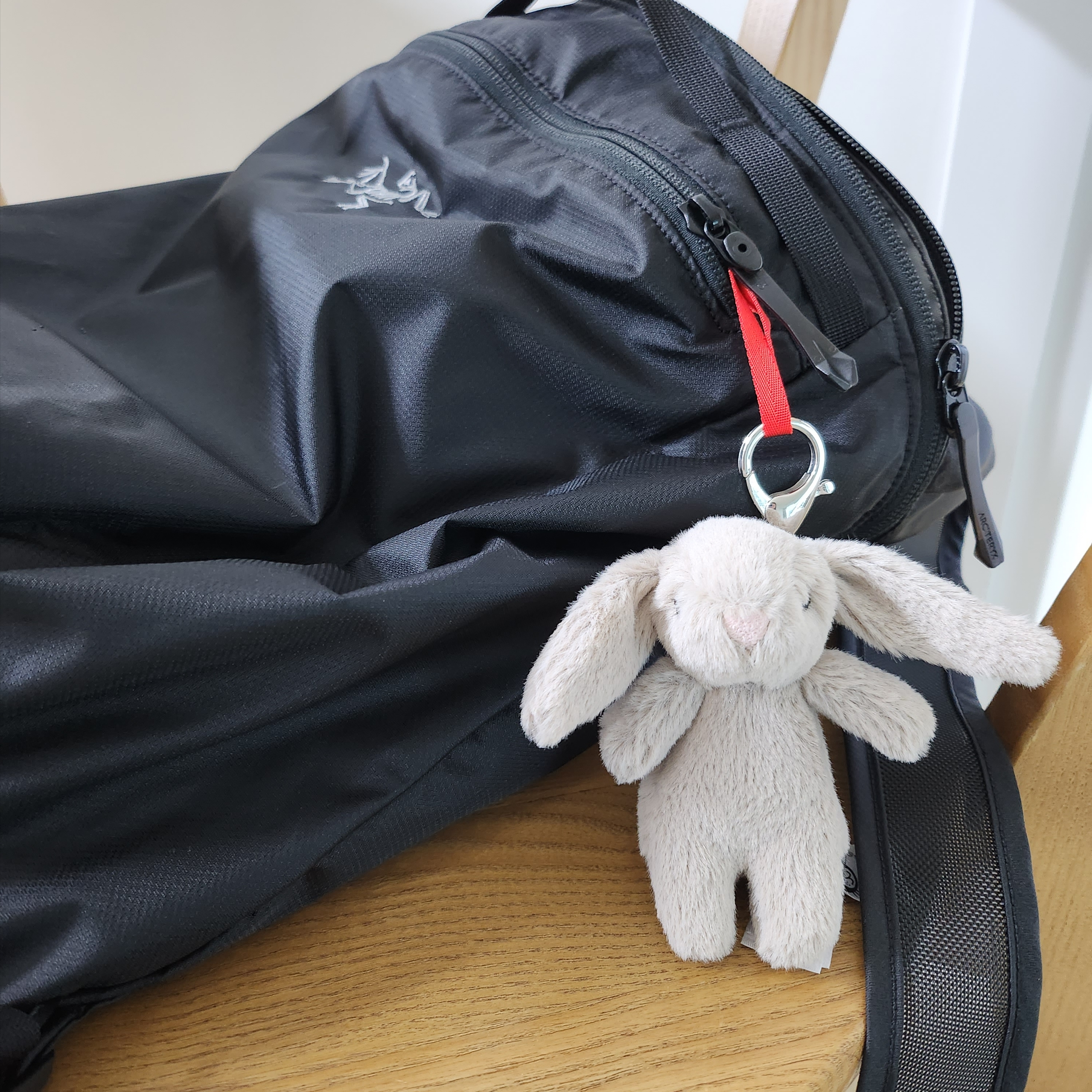 Jellycat Bashful Bunny Bag Charm Beige 착용 스타일