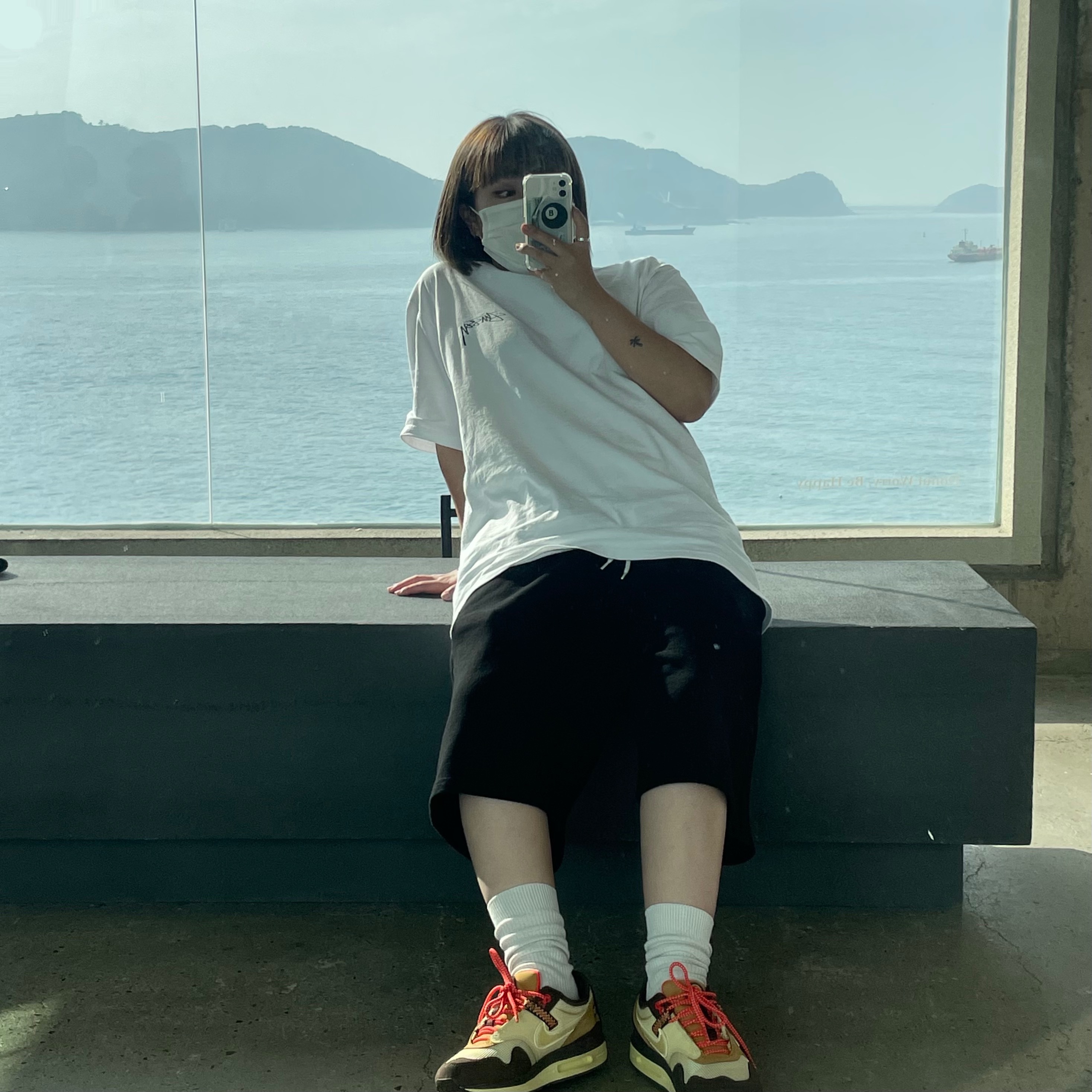 Nike x Travis Scott Air Max 1 Cact.us Brown, Stussy Modern Age T-Shirt White 착용 스타일 - 2