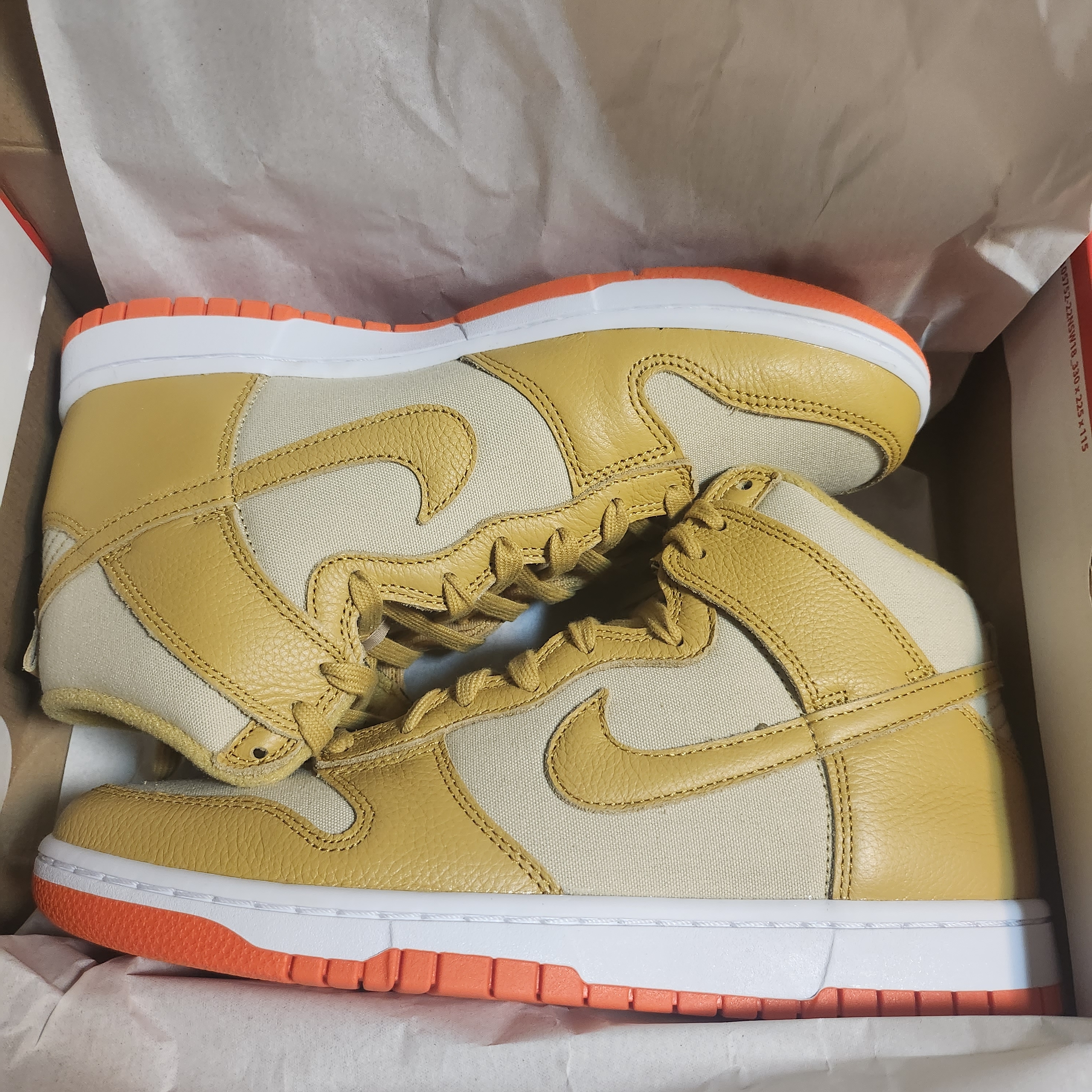 Nike Dunk High Retro Wheat Gold and Safety Orange 착용 스타일 - 1