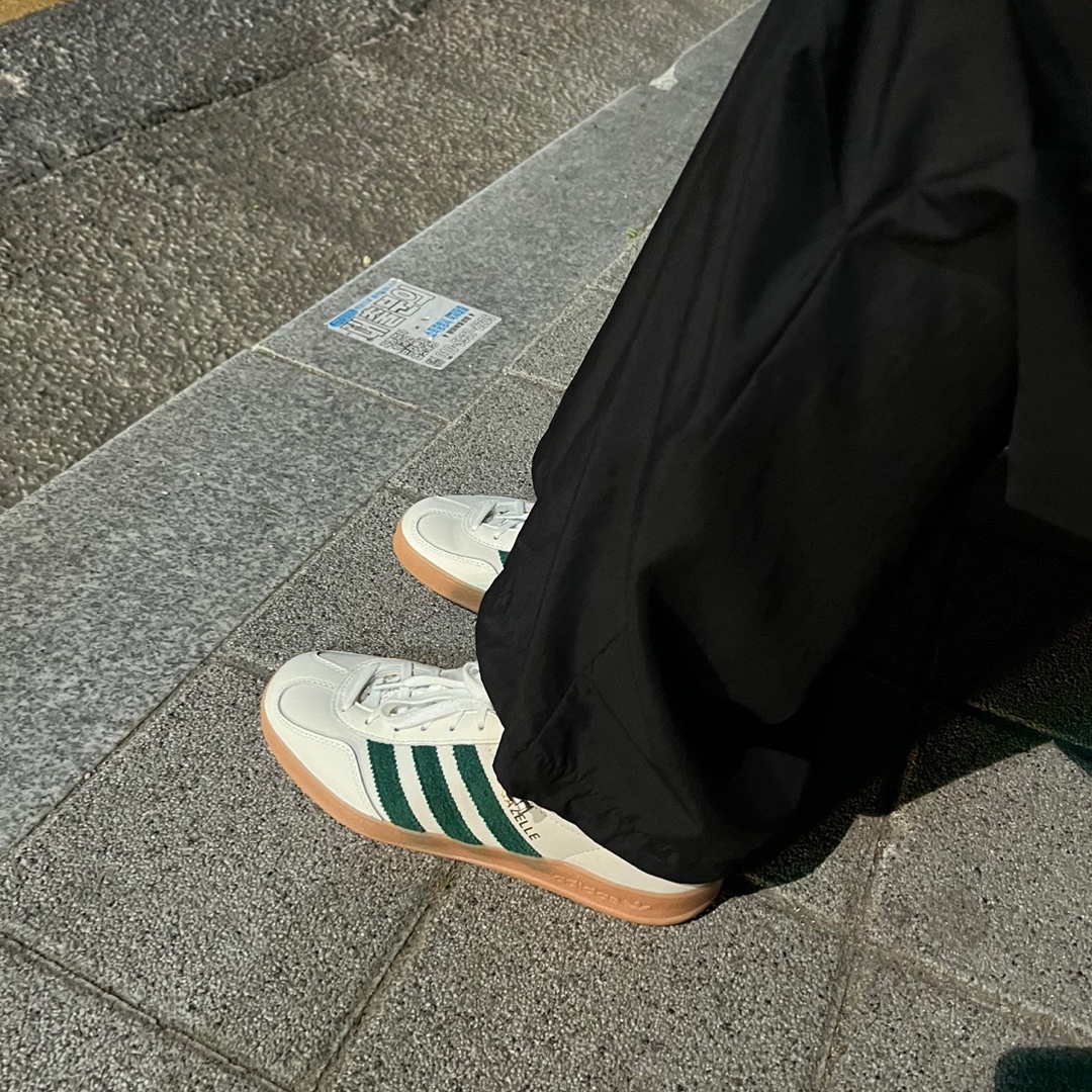 Adidas x Emmi Gazelle Indoor Off White Dark Green 착용 스타일