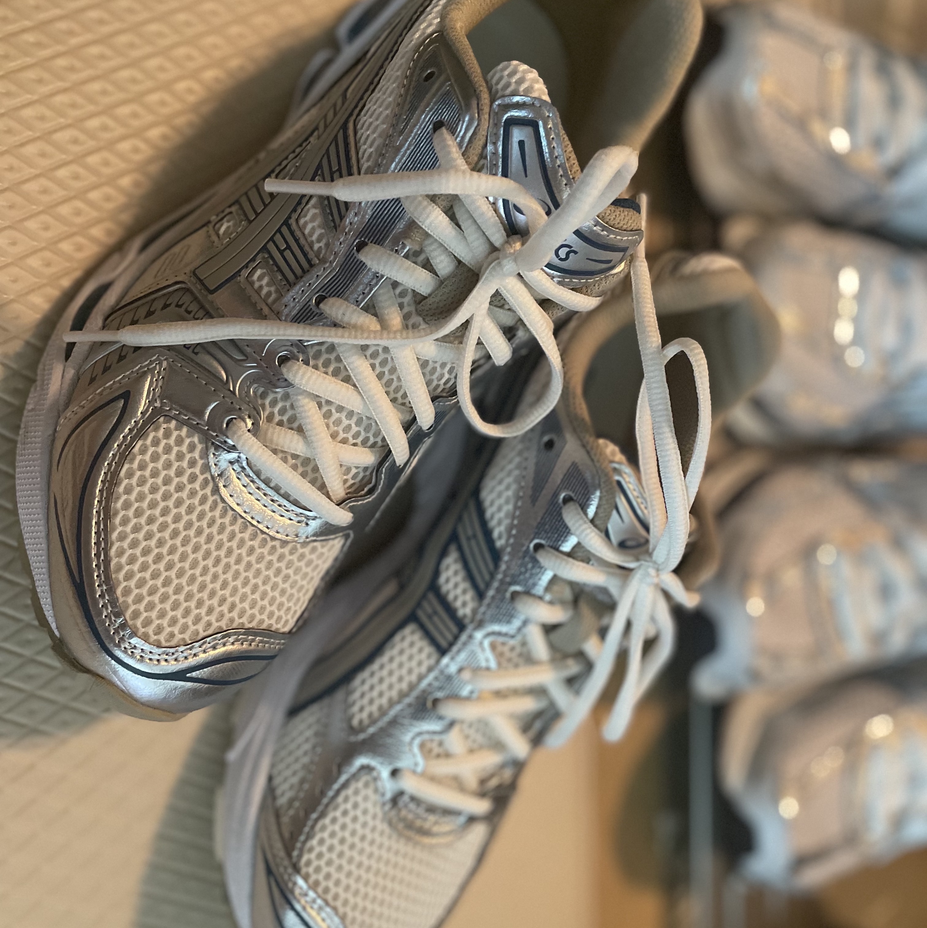 Asics Gel-Kayano 14 Cream Pure Silver 착용 스타일