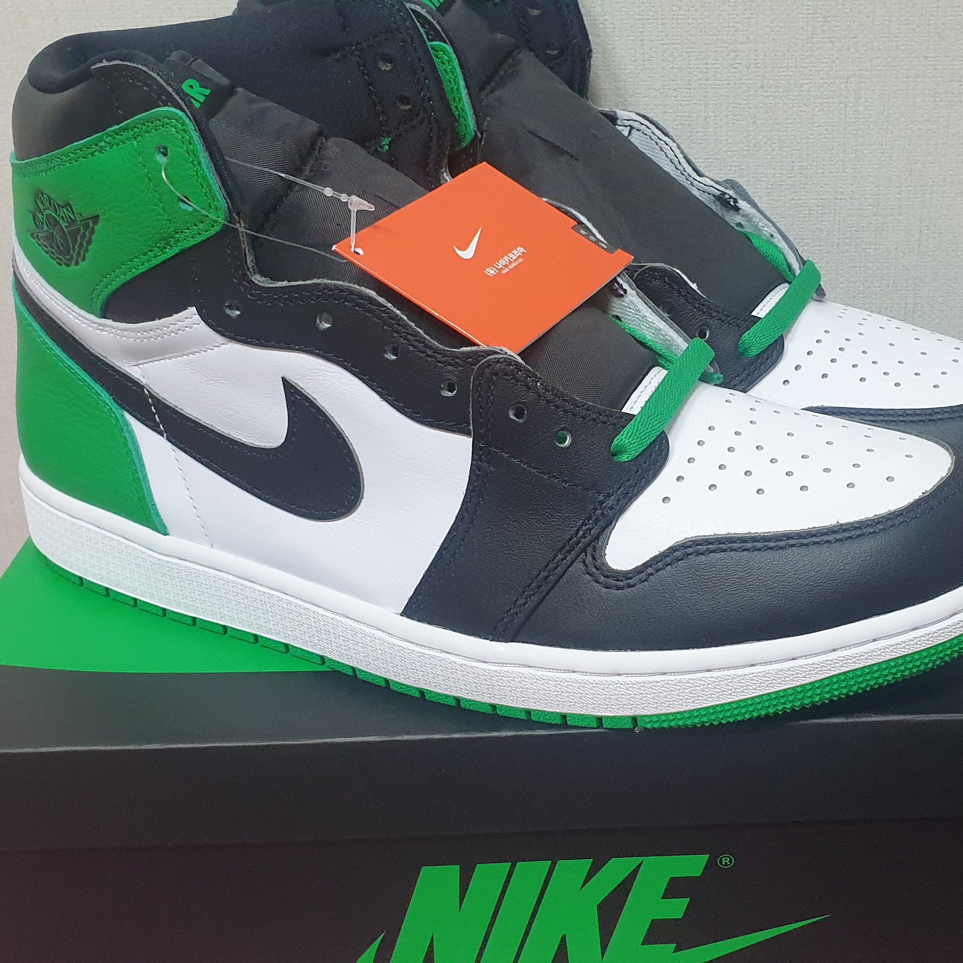 Jordan 1 Retro High OG Black and Lucky Green 착용 스타일