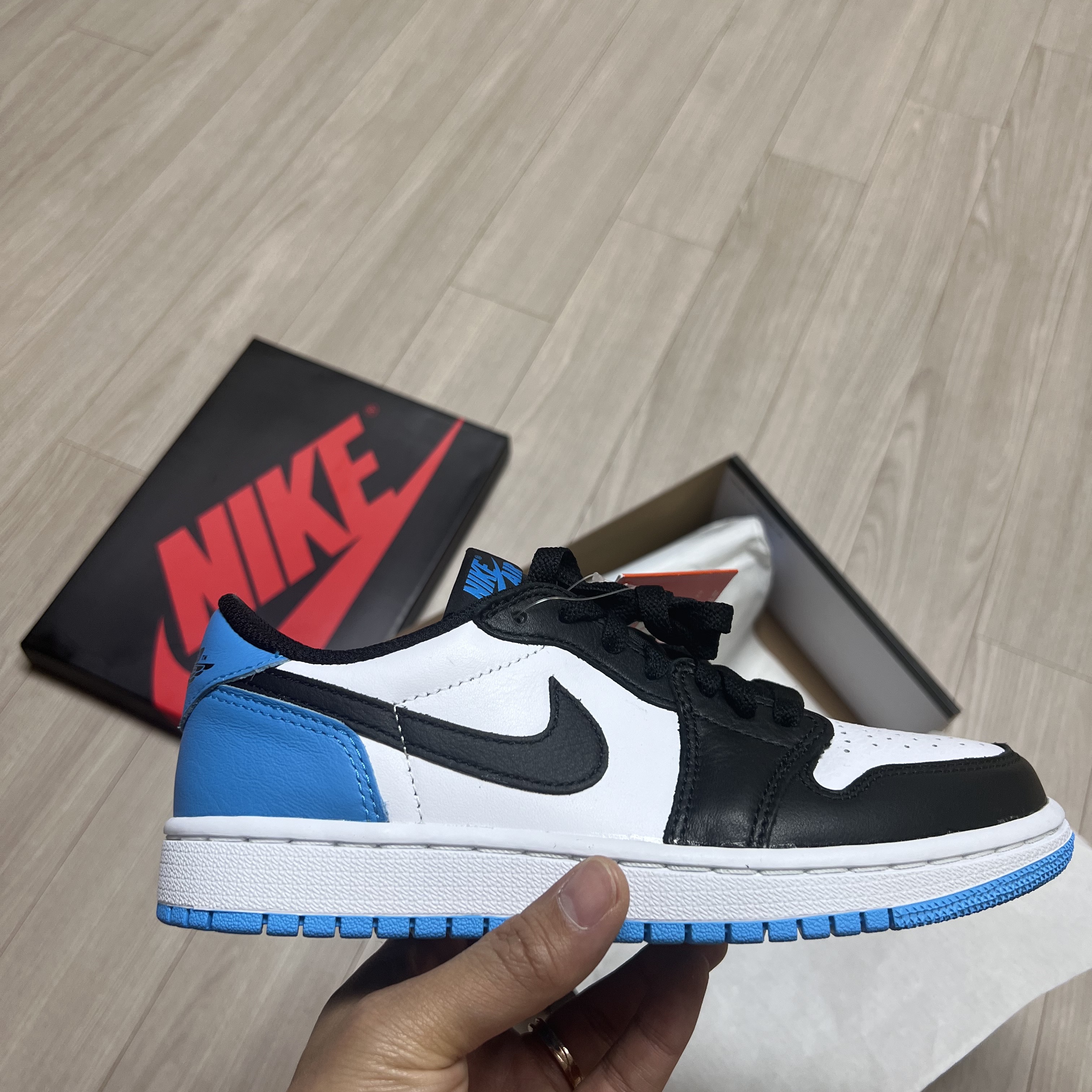 (W) Jordan 1 Retro Low OG Black and Dark Powder Blue 착용 스타일 - 2