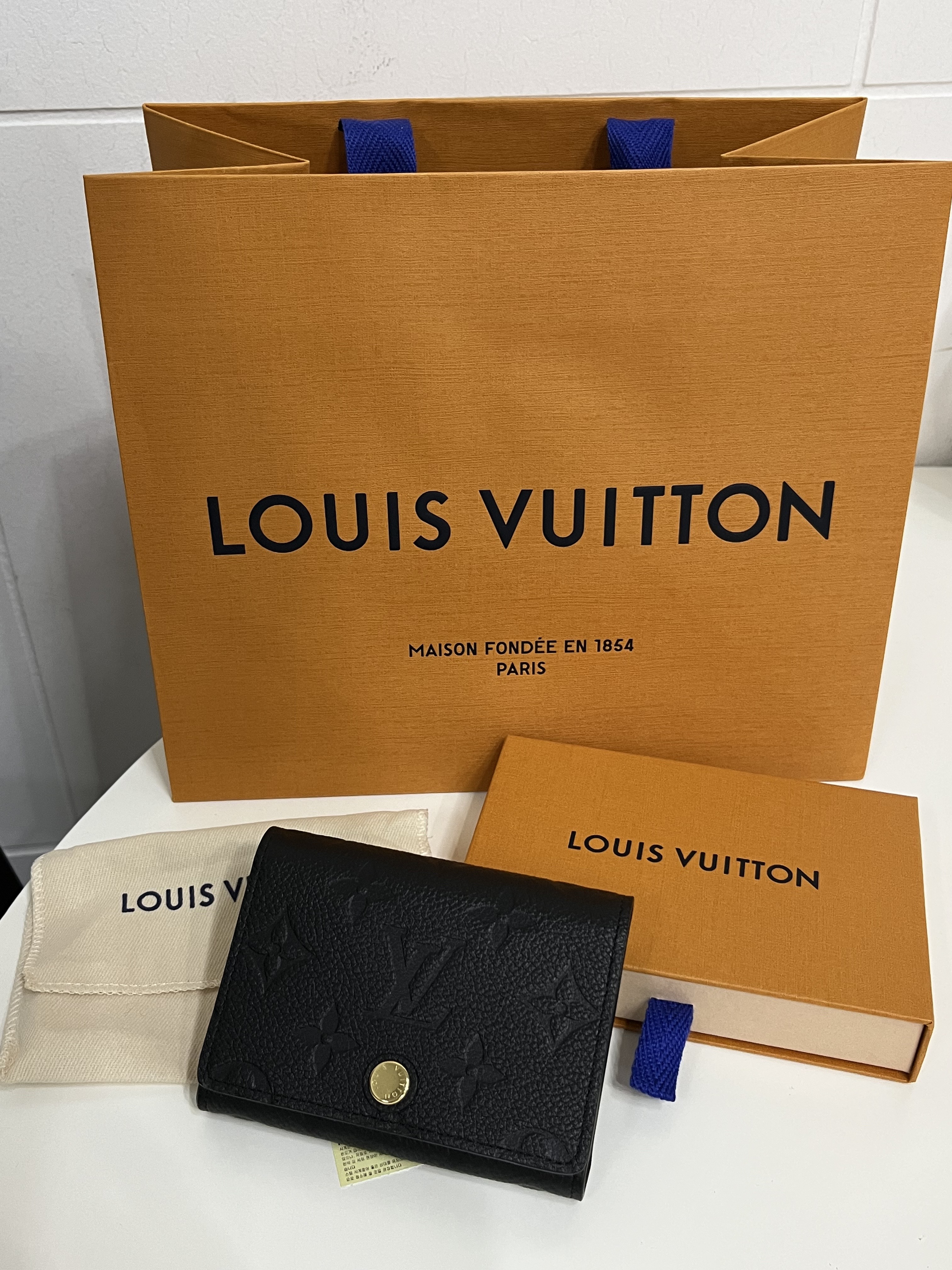 Louis Vuitton Business Card Holder Monogram Embossed Leather Black, Louis Vuitton Pocket Organizer Monogram Shadow Black 착용 스타일 - 2