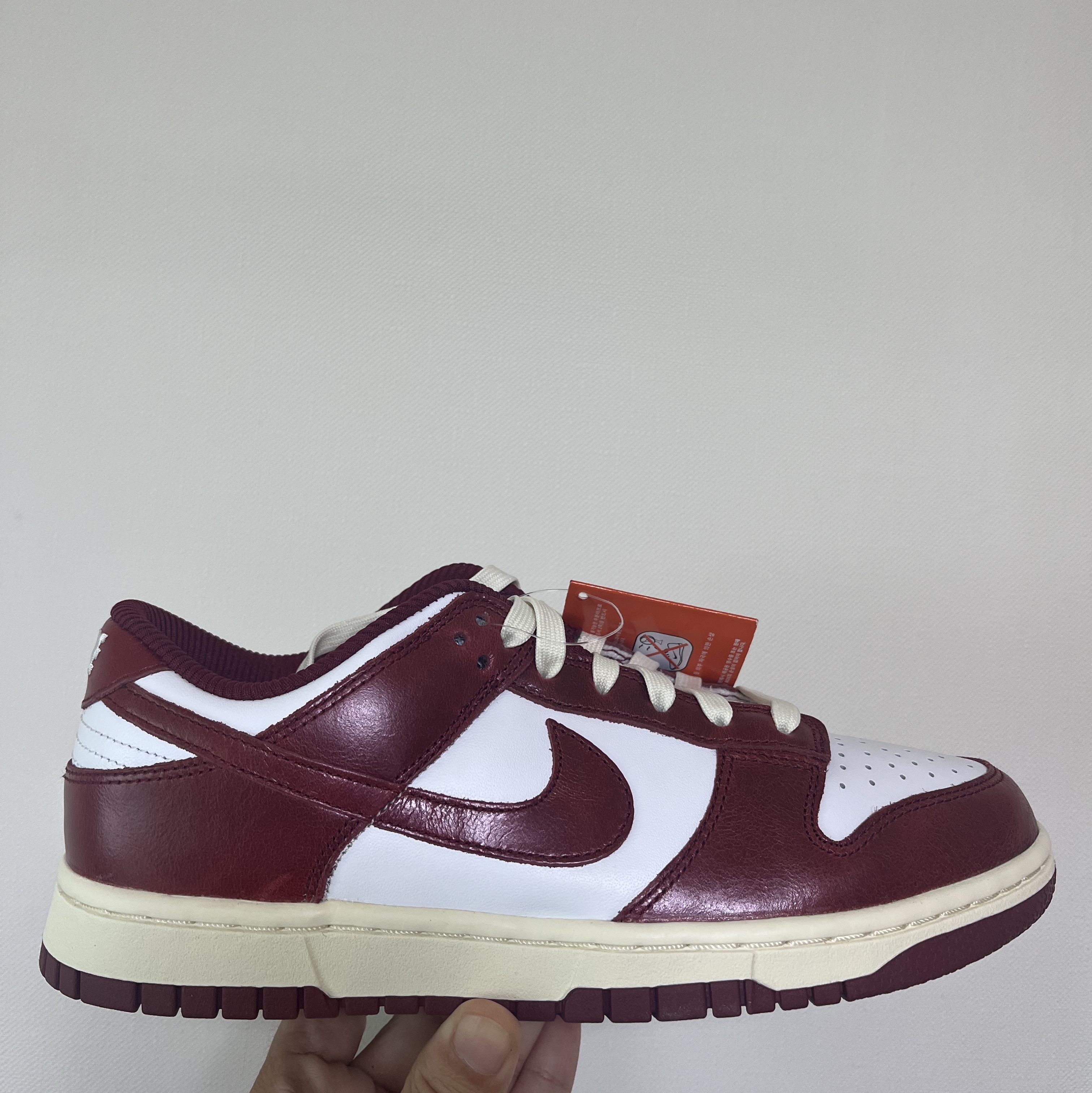 (W) Nike Dunk Low Retro PRM Team Red and White 착용 스타일 - 1