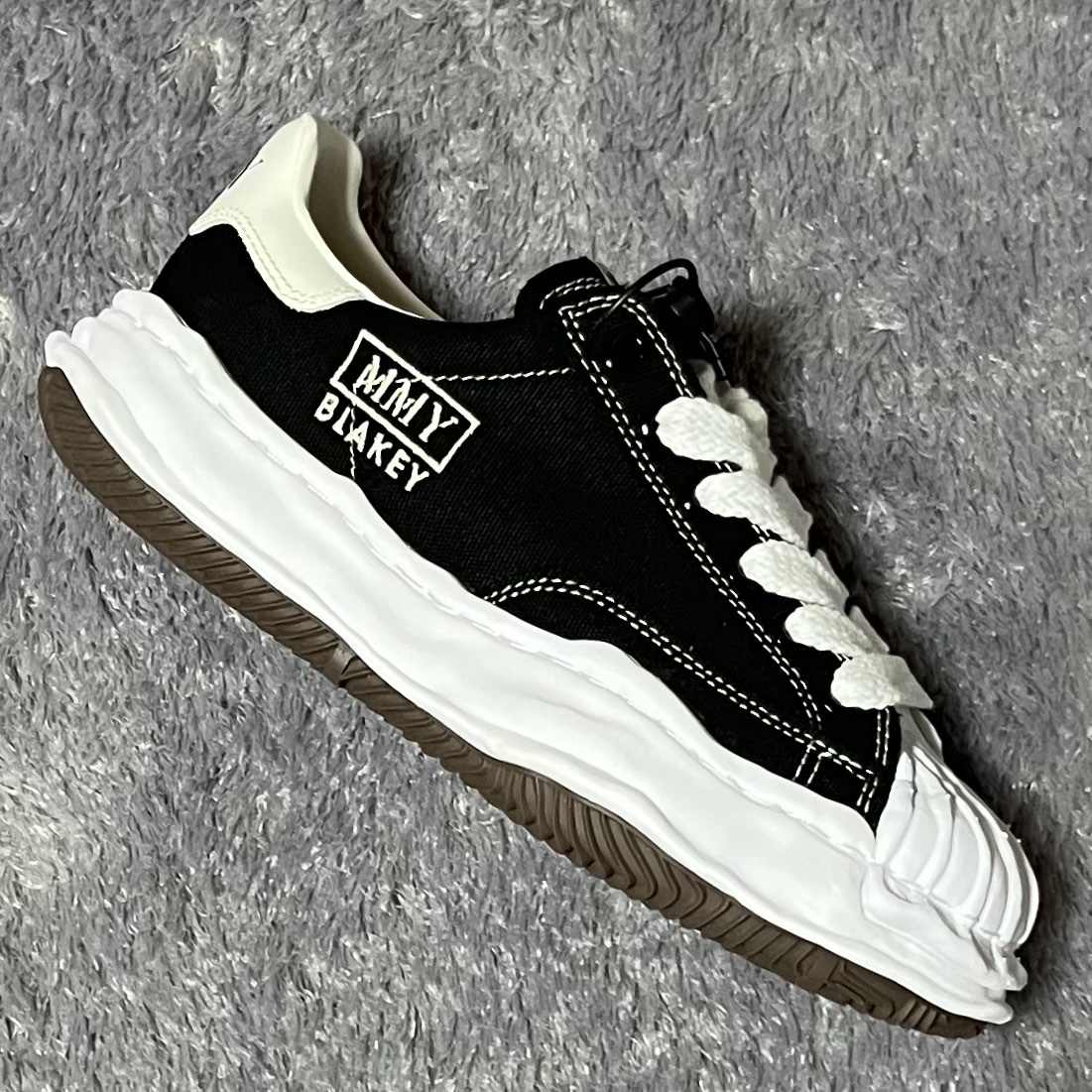 Maison Mihara Yasuhiro Blakey OG Sole Canvas Low-top Sneakers Black White 착용 스타일