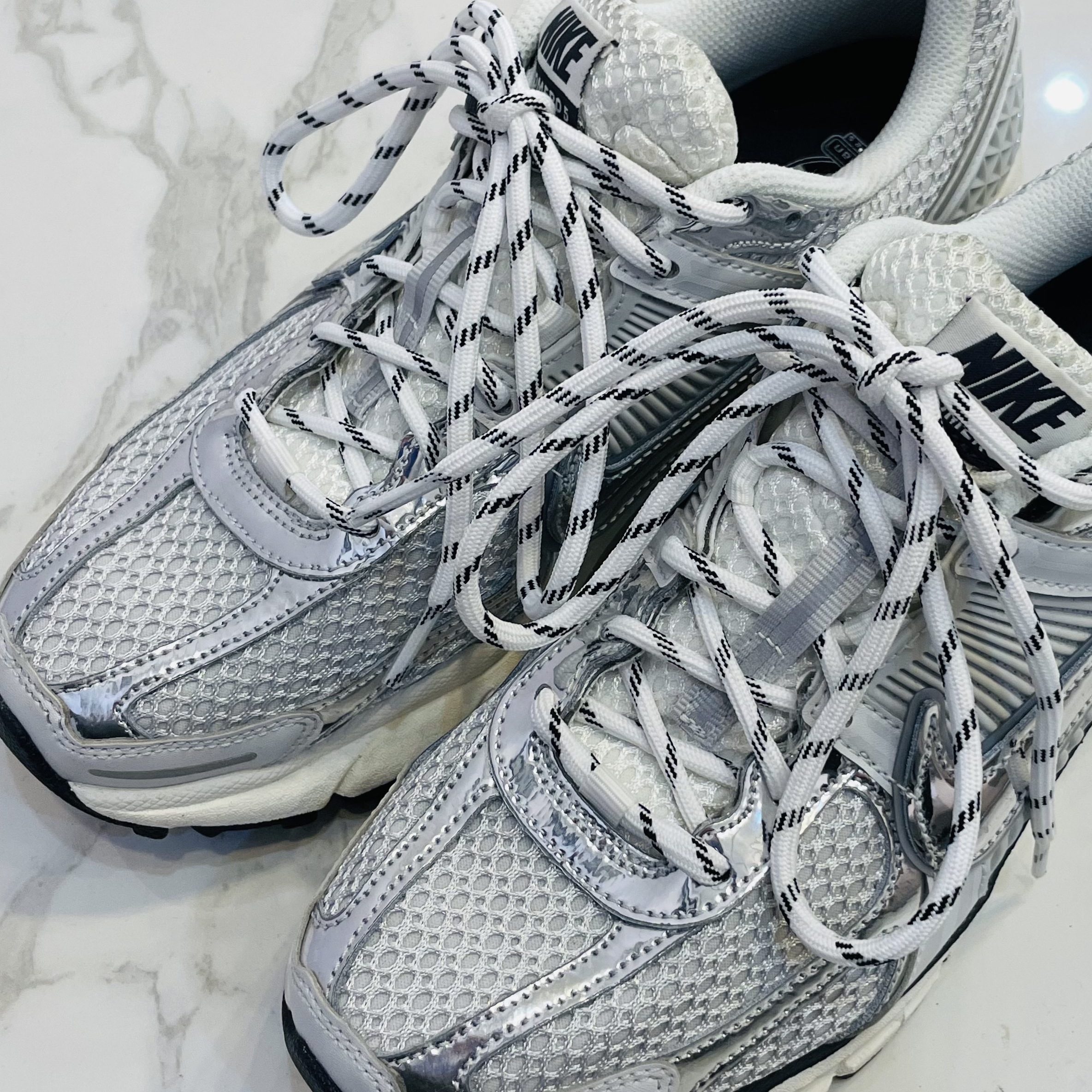 (W) Nike Zoom Vomero 5 Photon Dust and Metallic Silver 착용 스타일