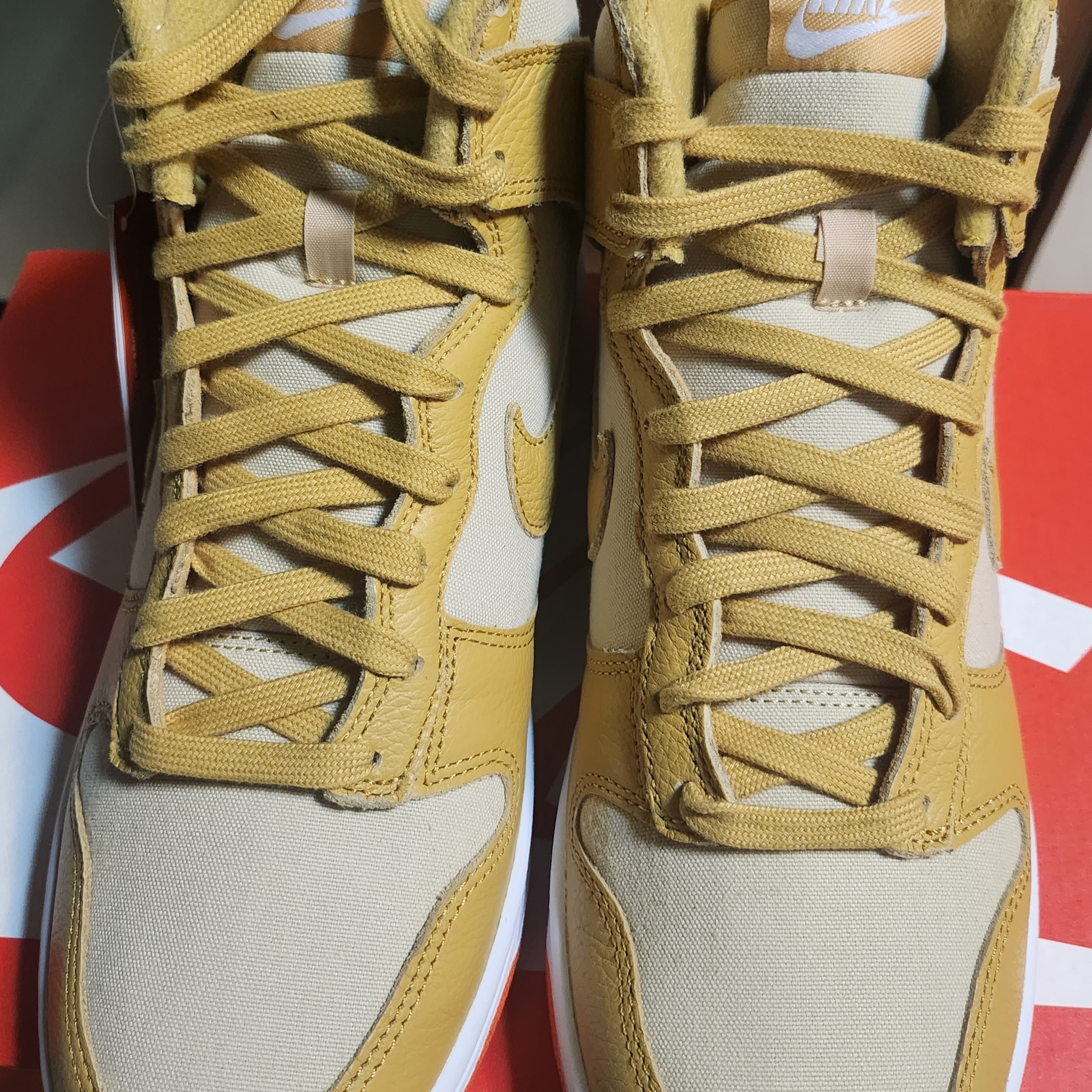 Nike Dunk High Retro Wheat Gold and Safety Orange 착용 스타일 - 2