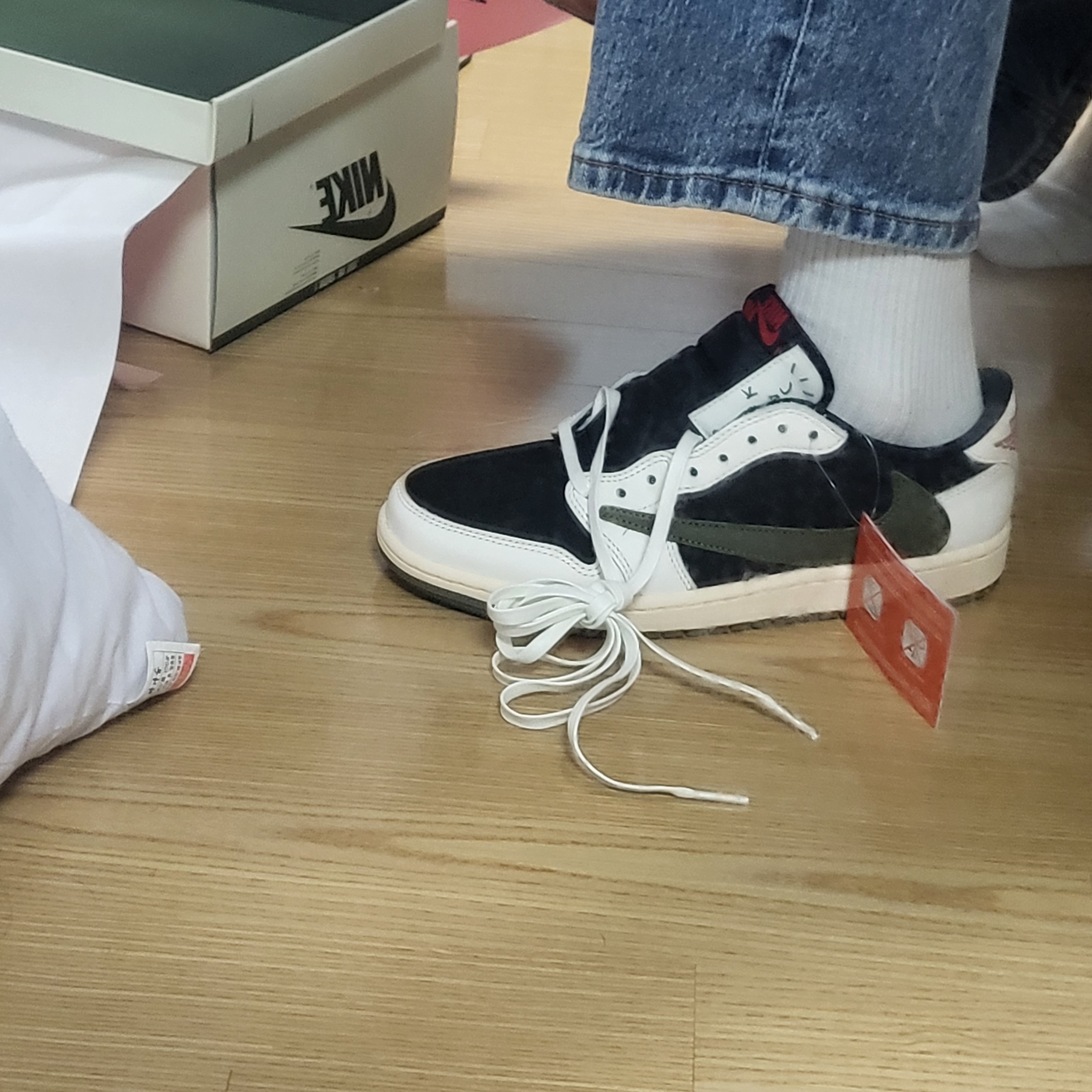 (W) Jordan 1 x Travis Scott Retro Low OG SP Medium Olive 착용 스타일 - 2