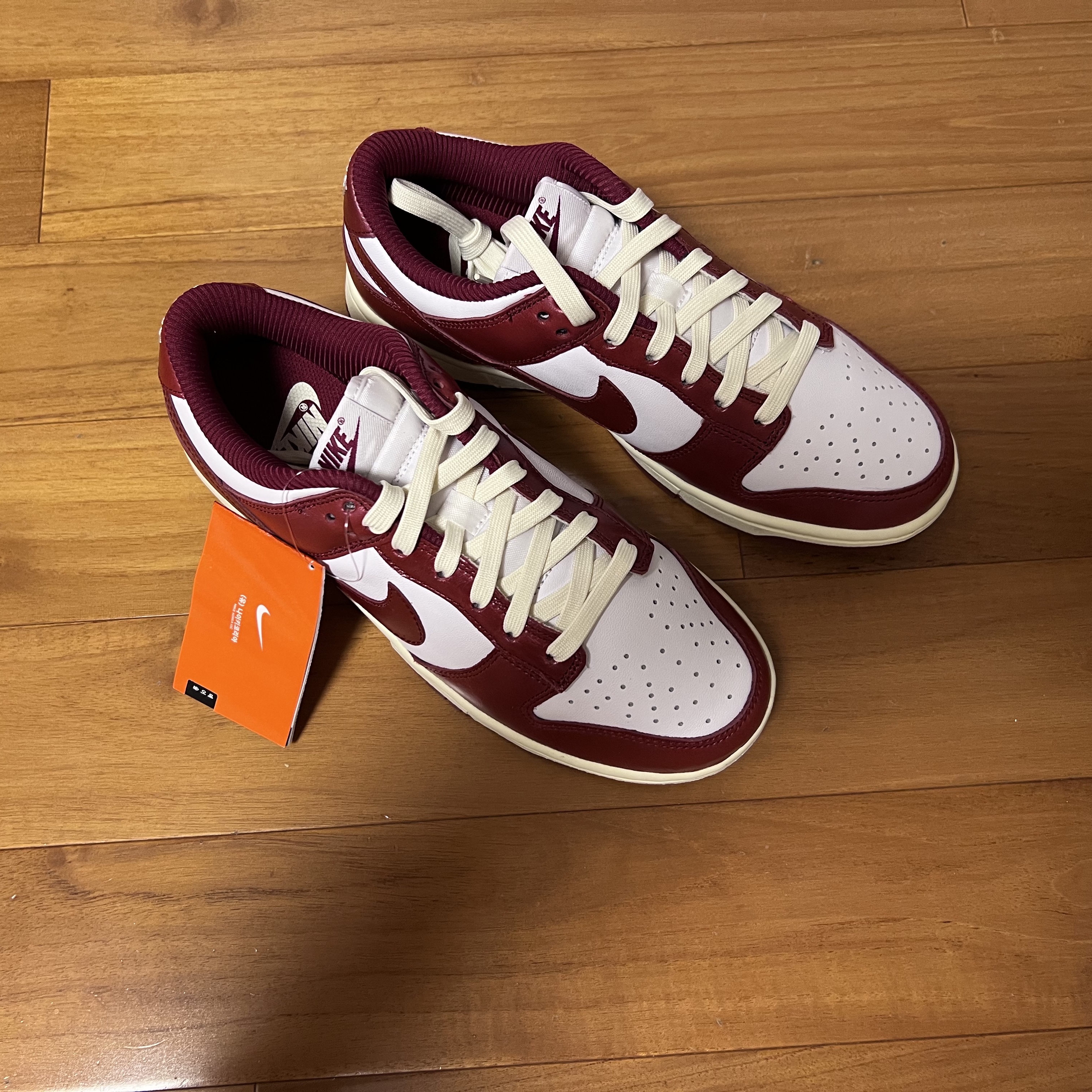 (W) Nike Dunk Low Retro PRM Team Red and White 착용 스타일