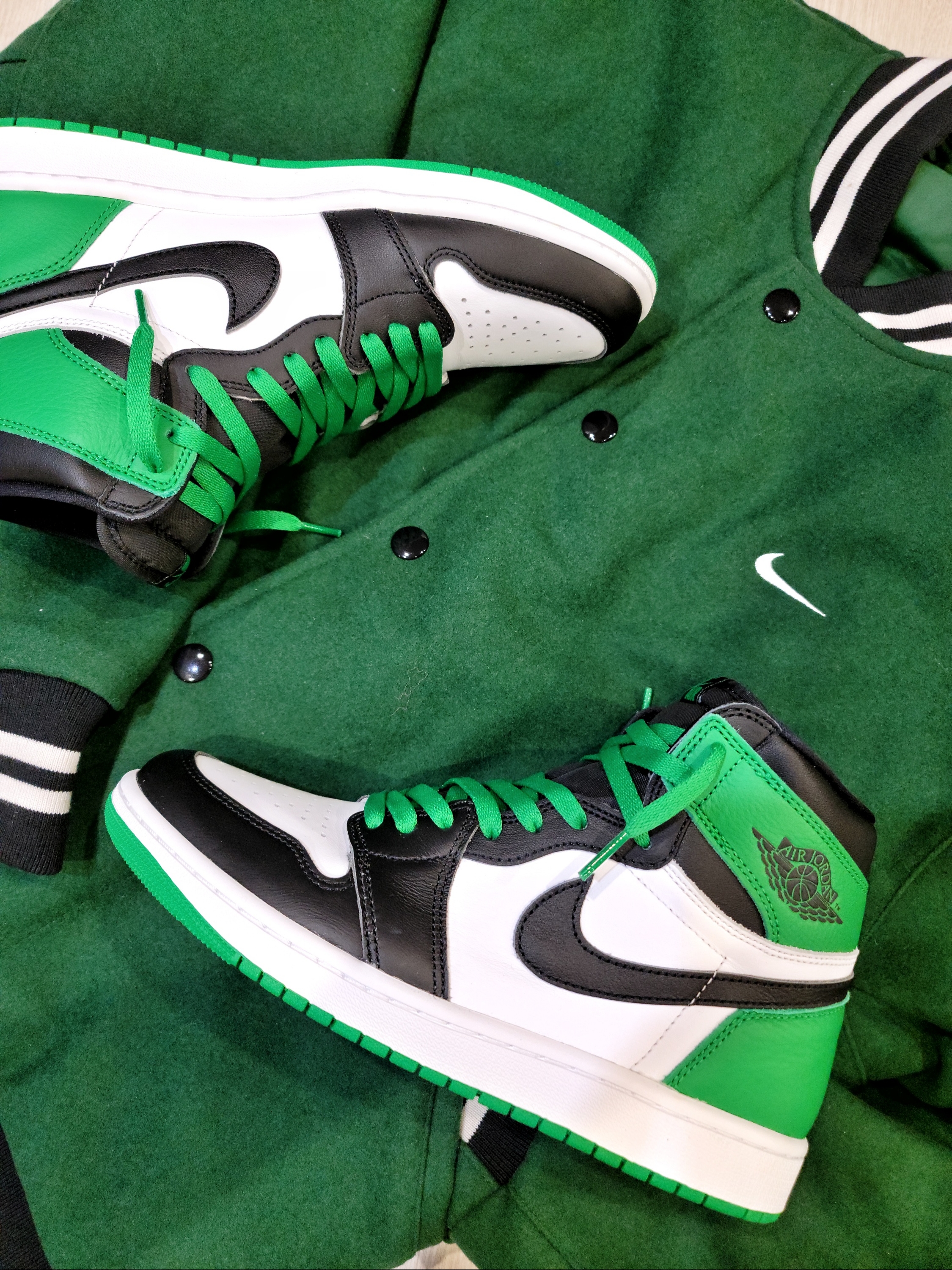 Jordan 1 Retro High OG Black and Lucky Green 착용 스타일 - 1