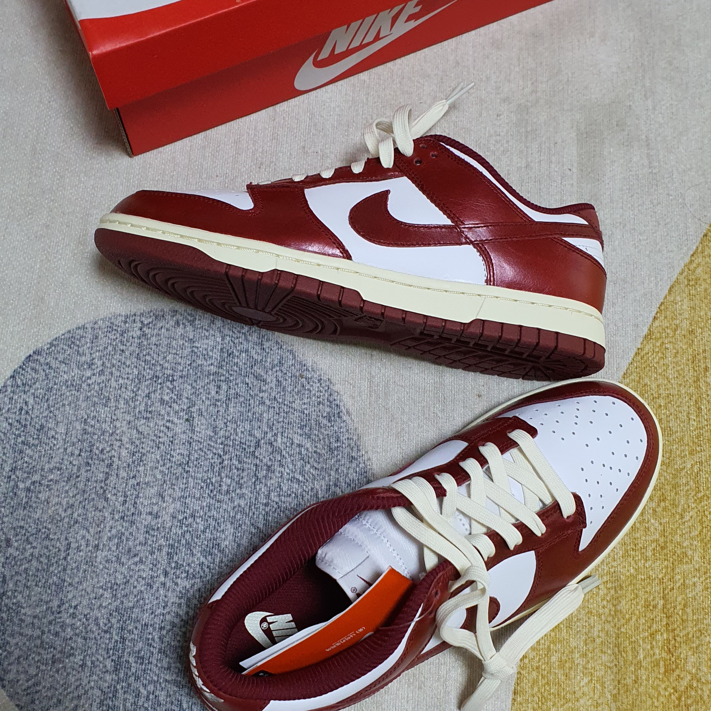(W) Nike Dunk Low Retro PRM Team Red and White 착용 스타일