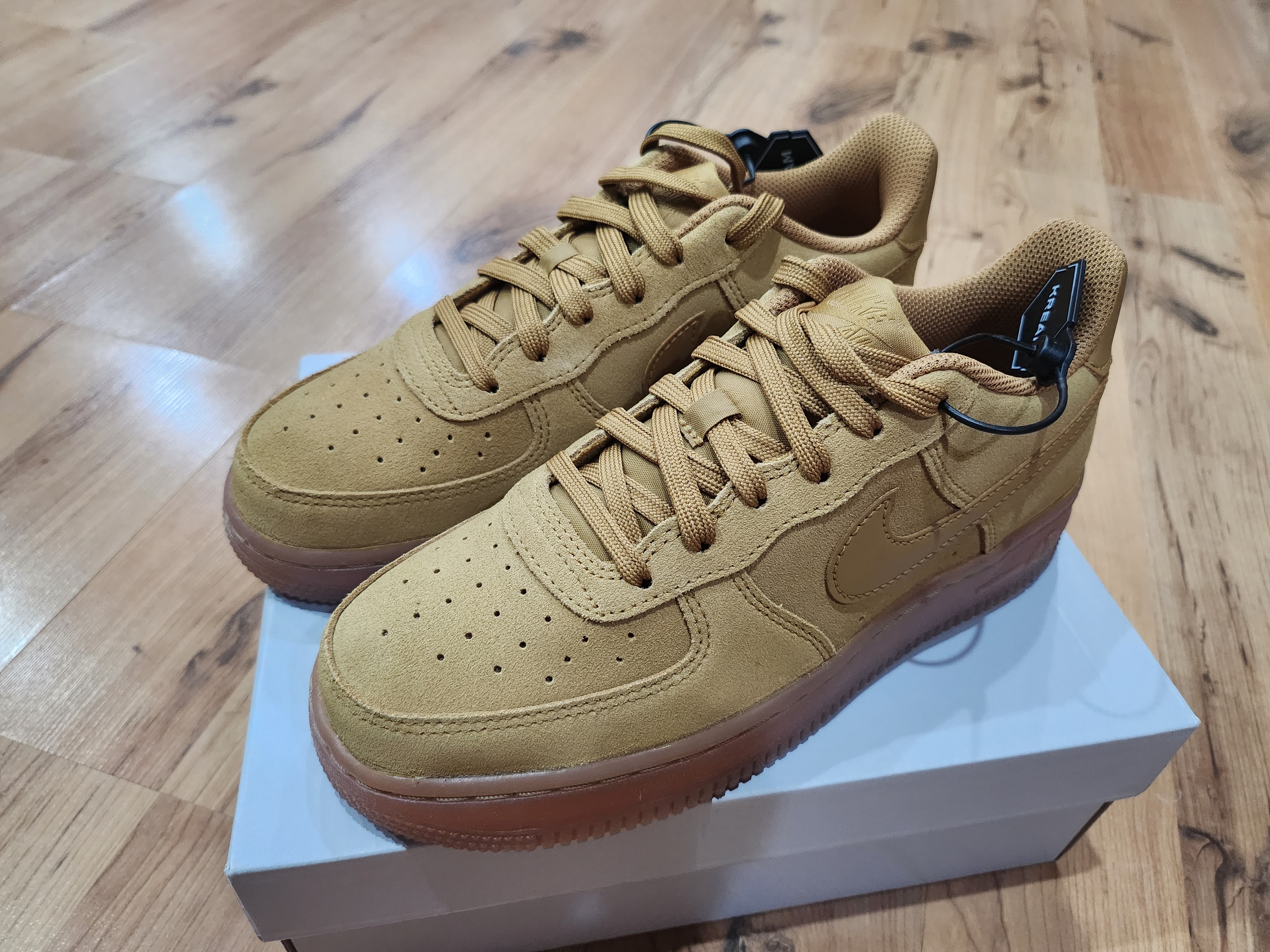 (GS) Nike Air Force 1 LV8 3 Wheat 착용 스타일 - 3