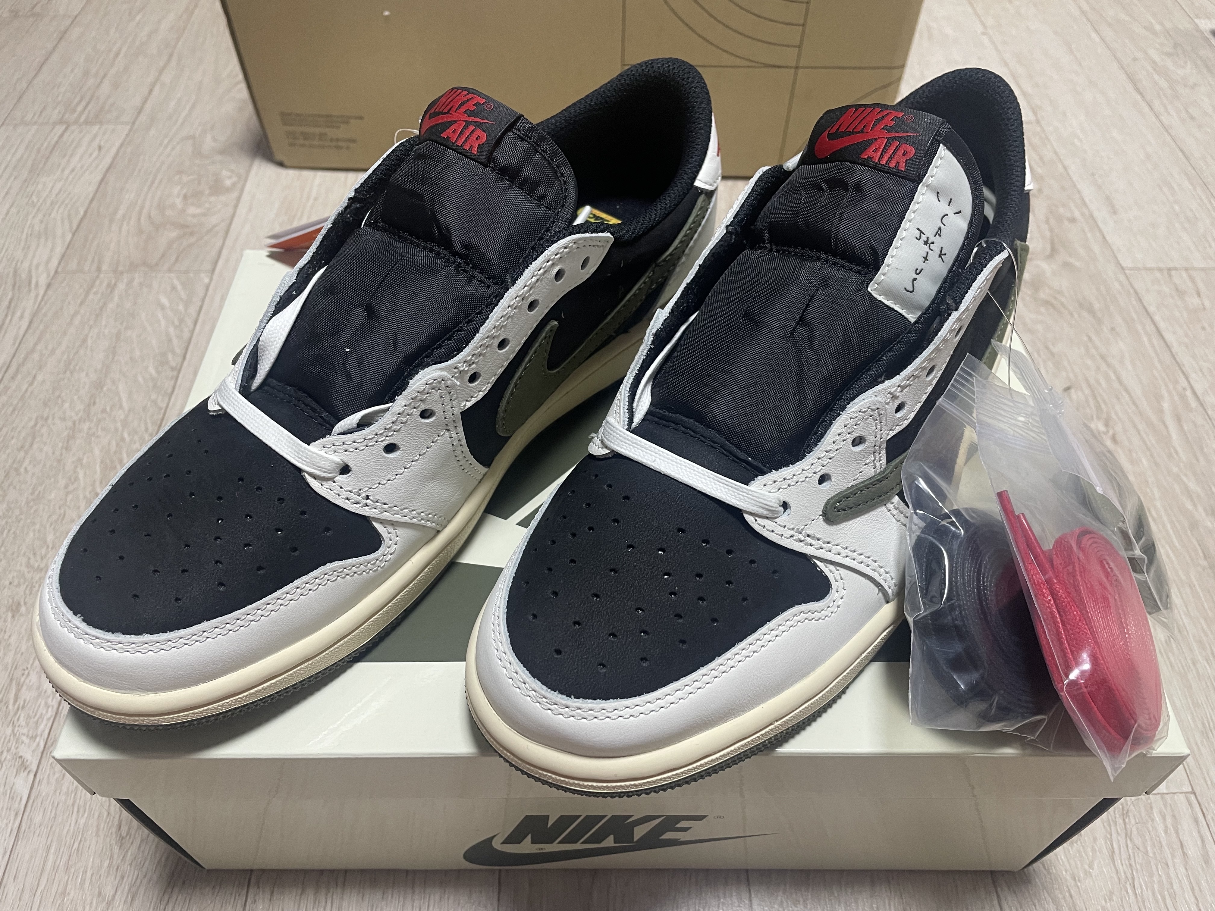 (W) Jordan 1 x Travis Scott Retro Low OG SP Medium Olive 착용 스타일 - 1