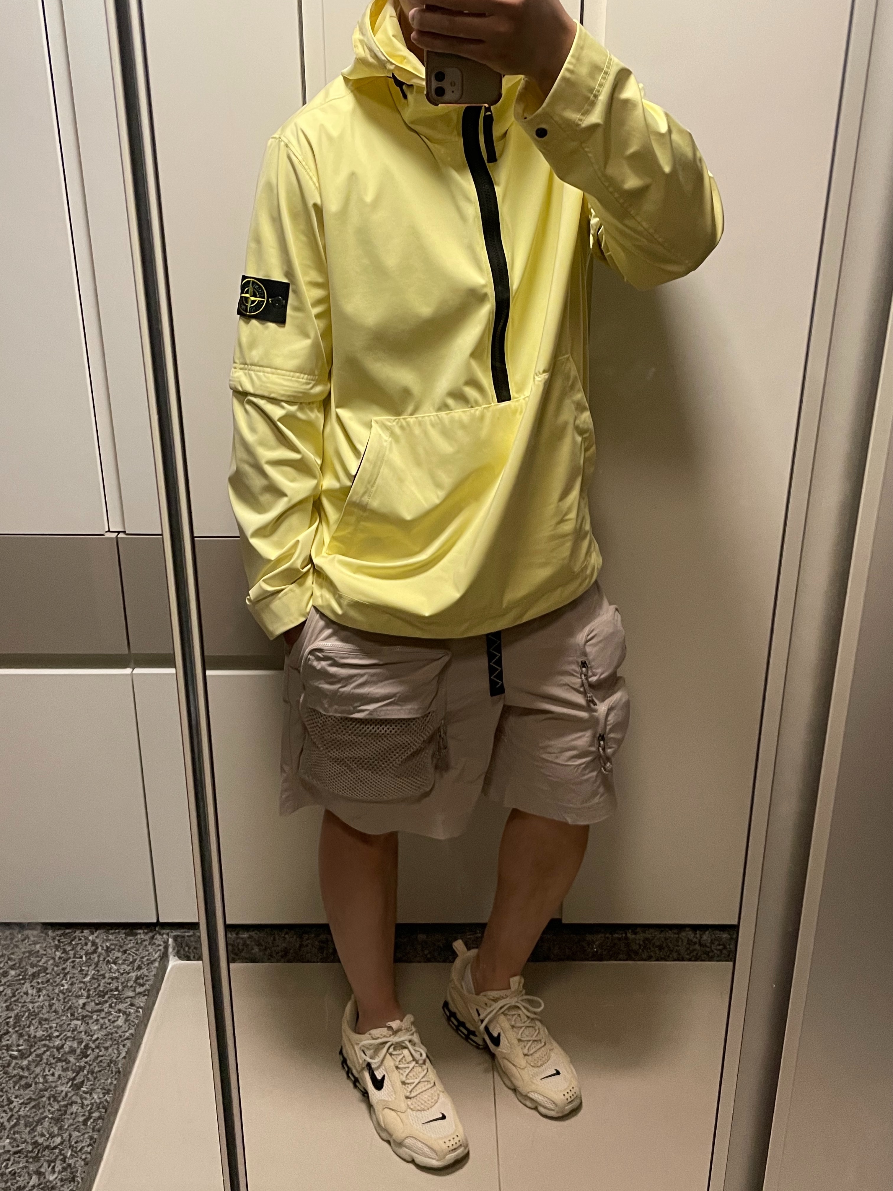 Stone Island 434Q1 Raso Gommato Cover Colorato Bio Anorak Yellow - 22SS, Nike ACG Cargo Shorts String - US/EU 착용 스타일