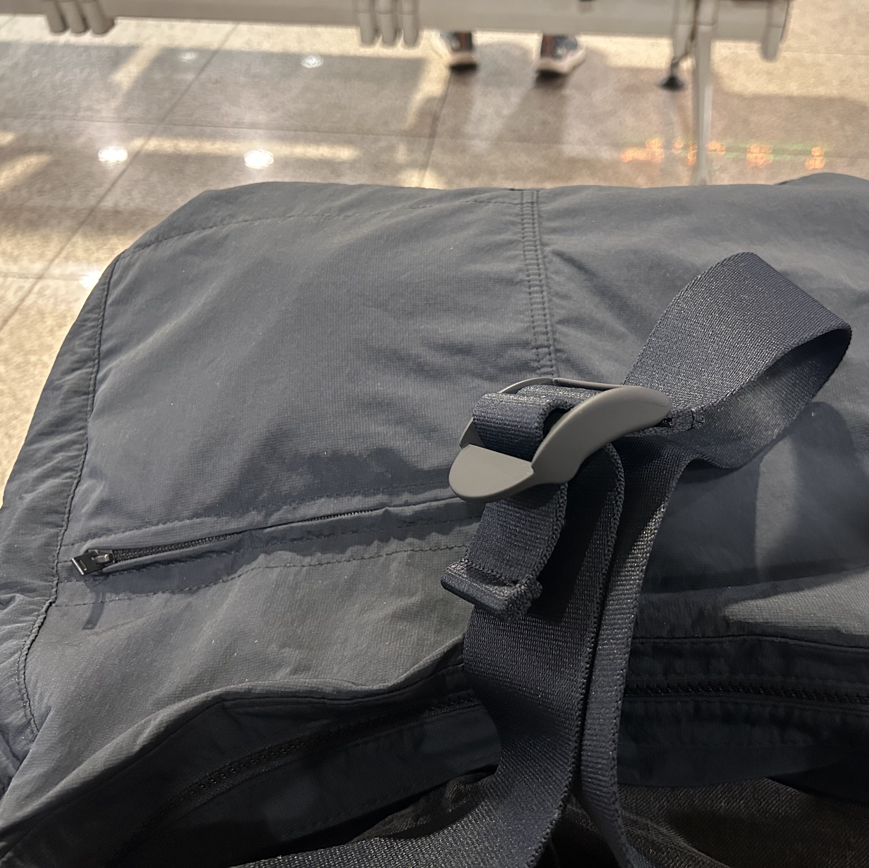 COS Nylon Crescent Messenger Bag Navy 착용 스타일