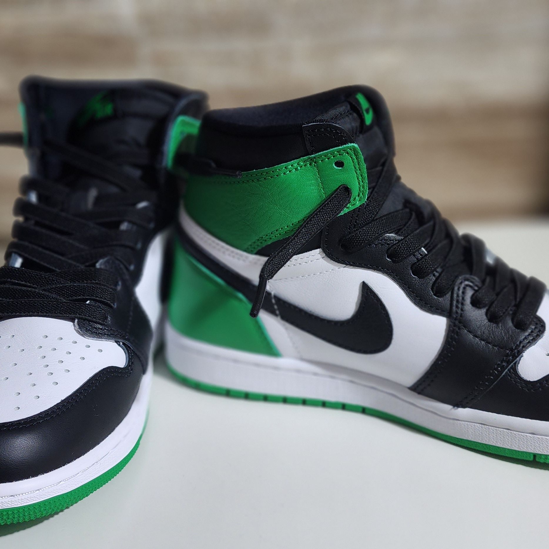 Jordan 1 Retro High OG Black and Lucky Green 착용 스타일 - 3