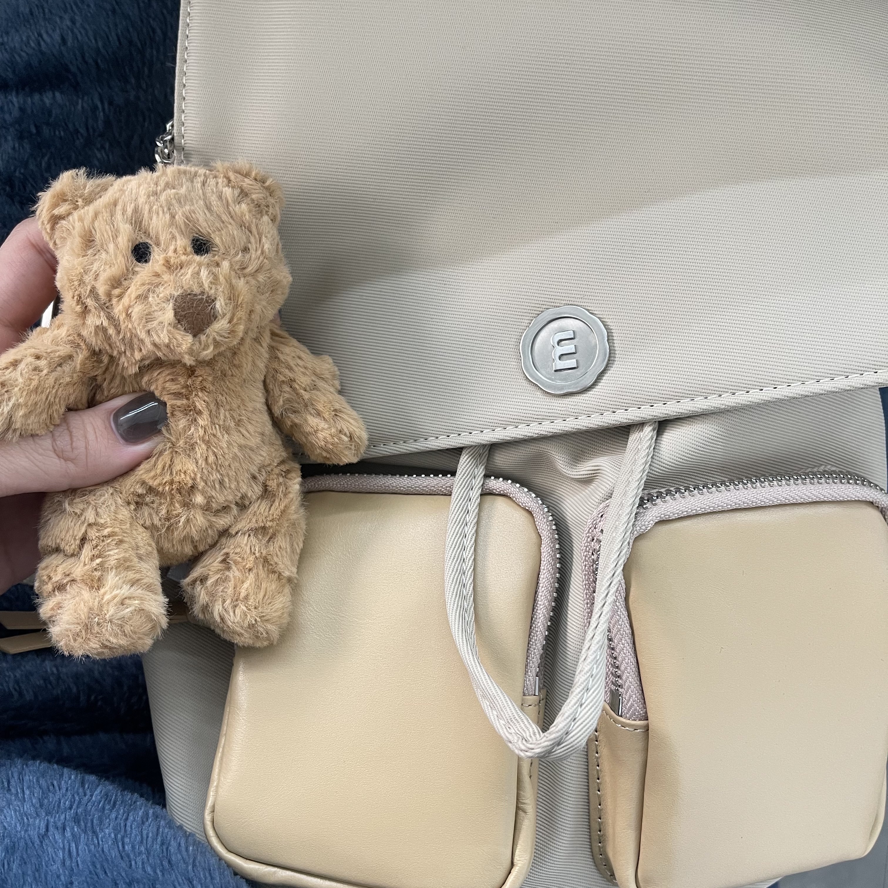 Jellycat Bartholomew Bear Bag Charm Brown 착용 스타일 - 2