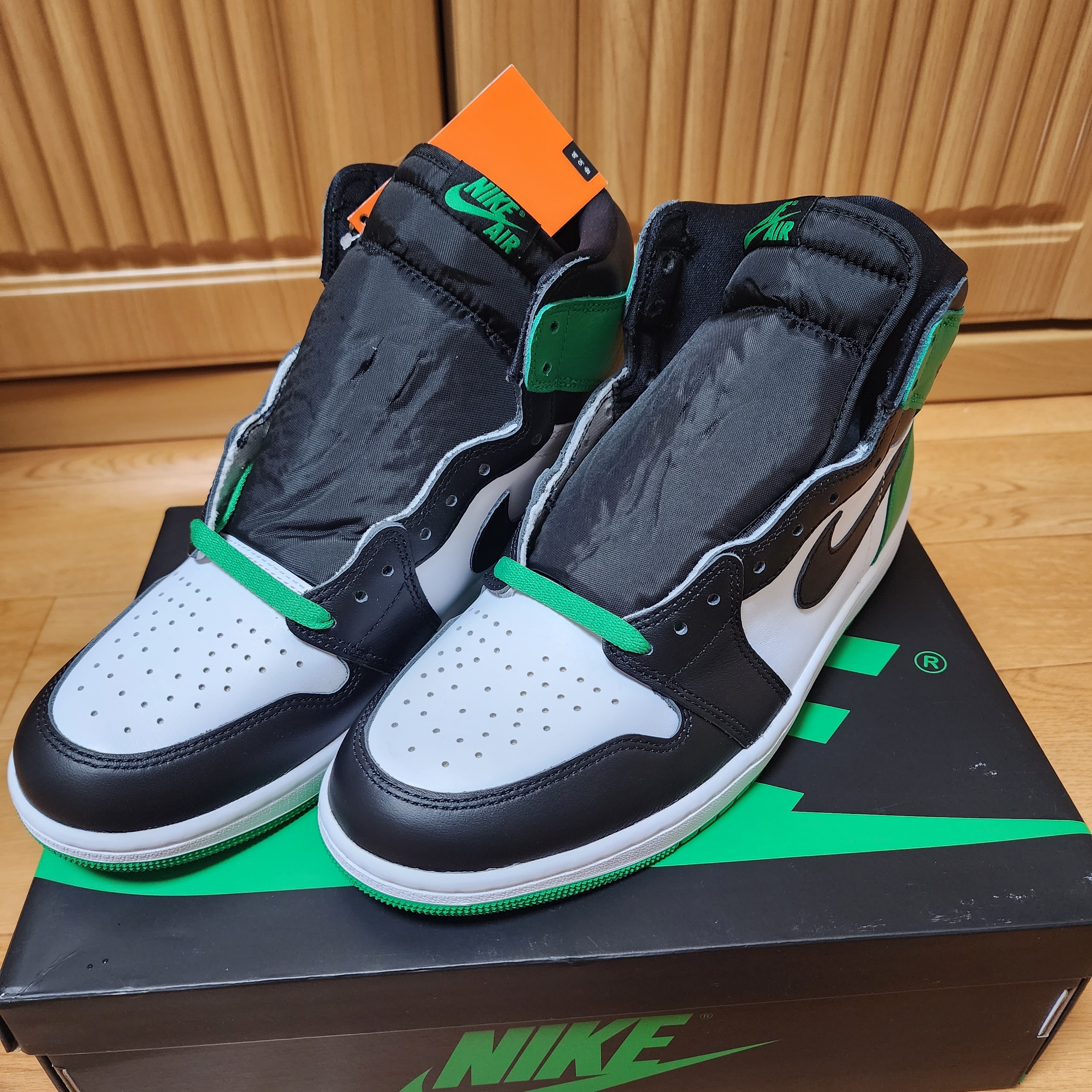 Jordan 1 Retro High OG Black and Lucky Green 착용 스타일 - 2