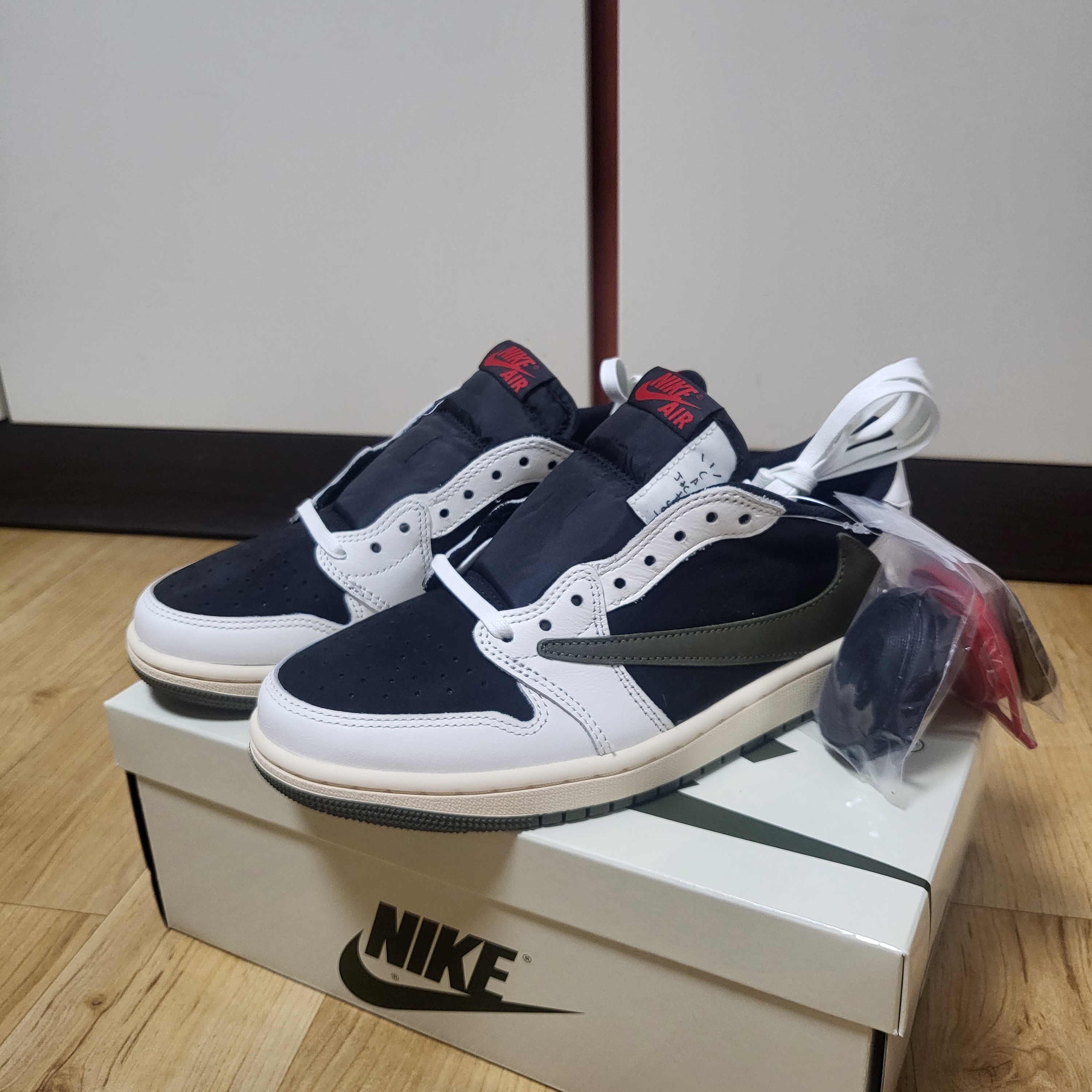 (W) Jordan 1 x Travis Scott Retro Low OG SP Medium Olive 착용 스타일 - 1