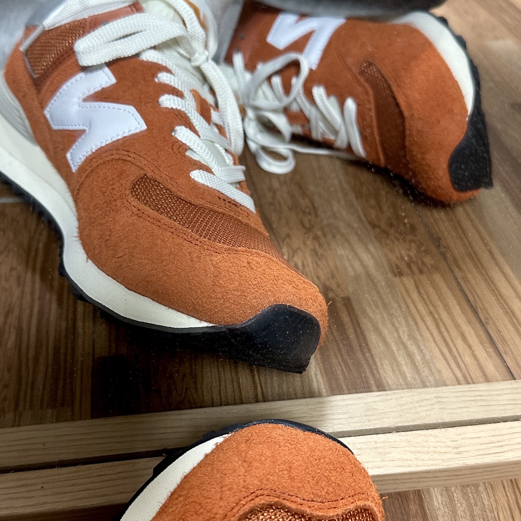 New Balance 574 Heritage Orange Burst White 착용 스타일
