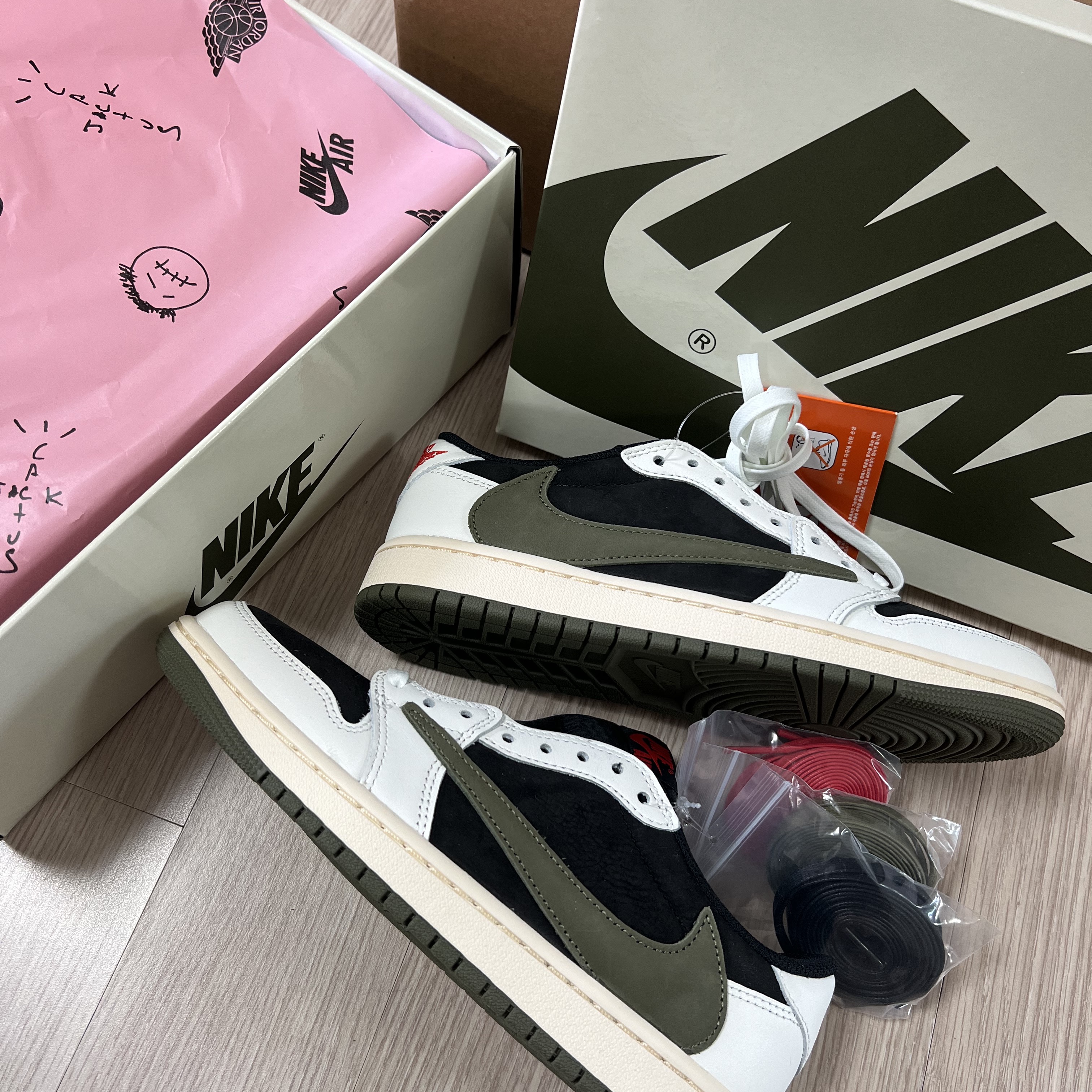 (W) Jordan 1 x Travis Scott Retro Low OG SP Medium Olive 착용 스타일