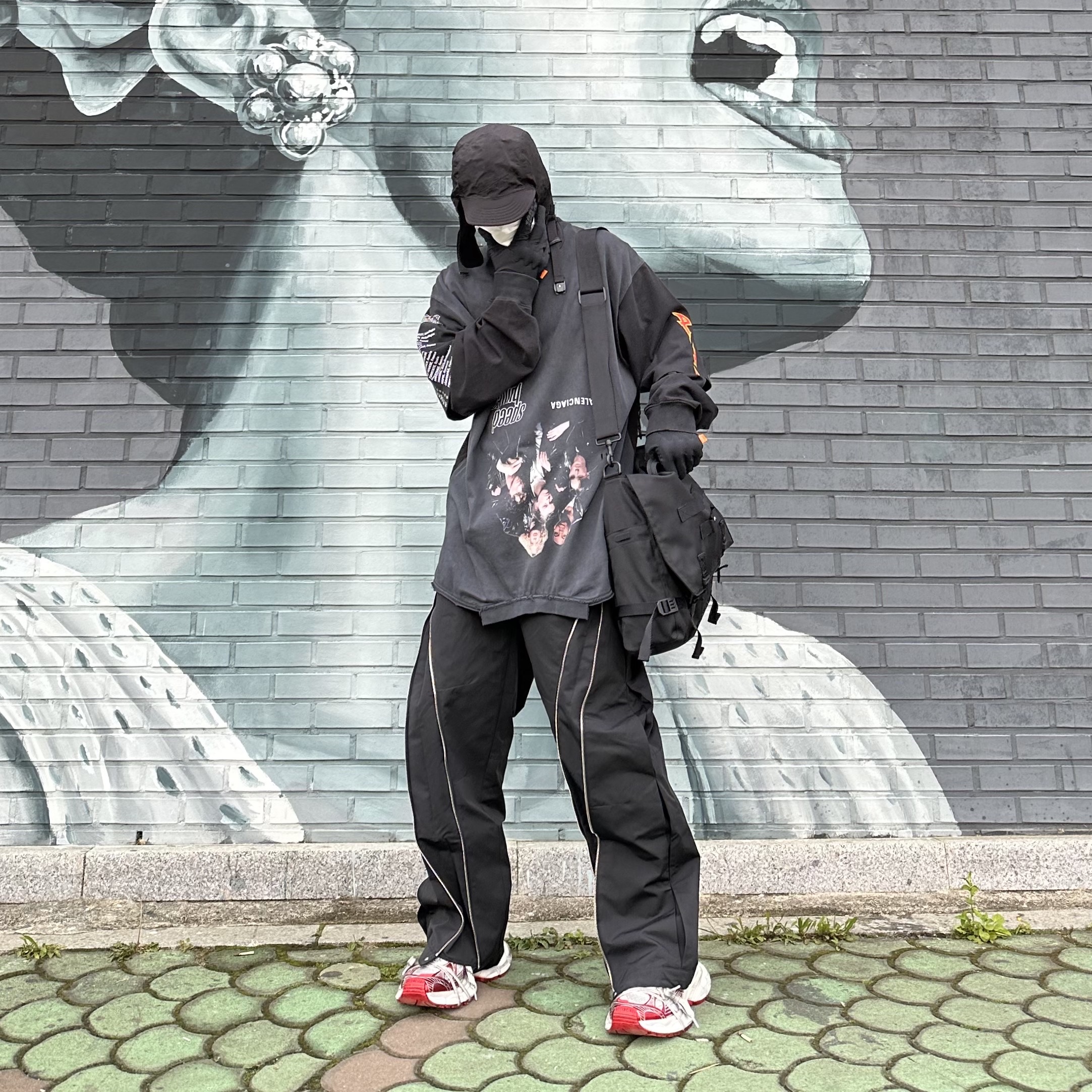 [KREAM 단독] AOP Kukano Shell Pants Black, Balenciaga Oversized Speed Hunter Upside Down T-Shirt Black 착용 스타일