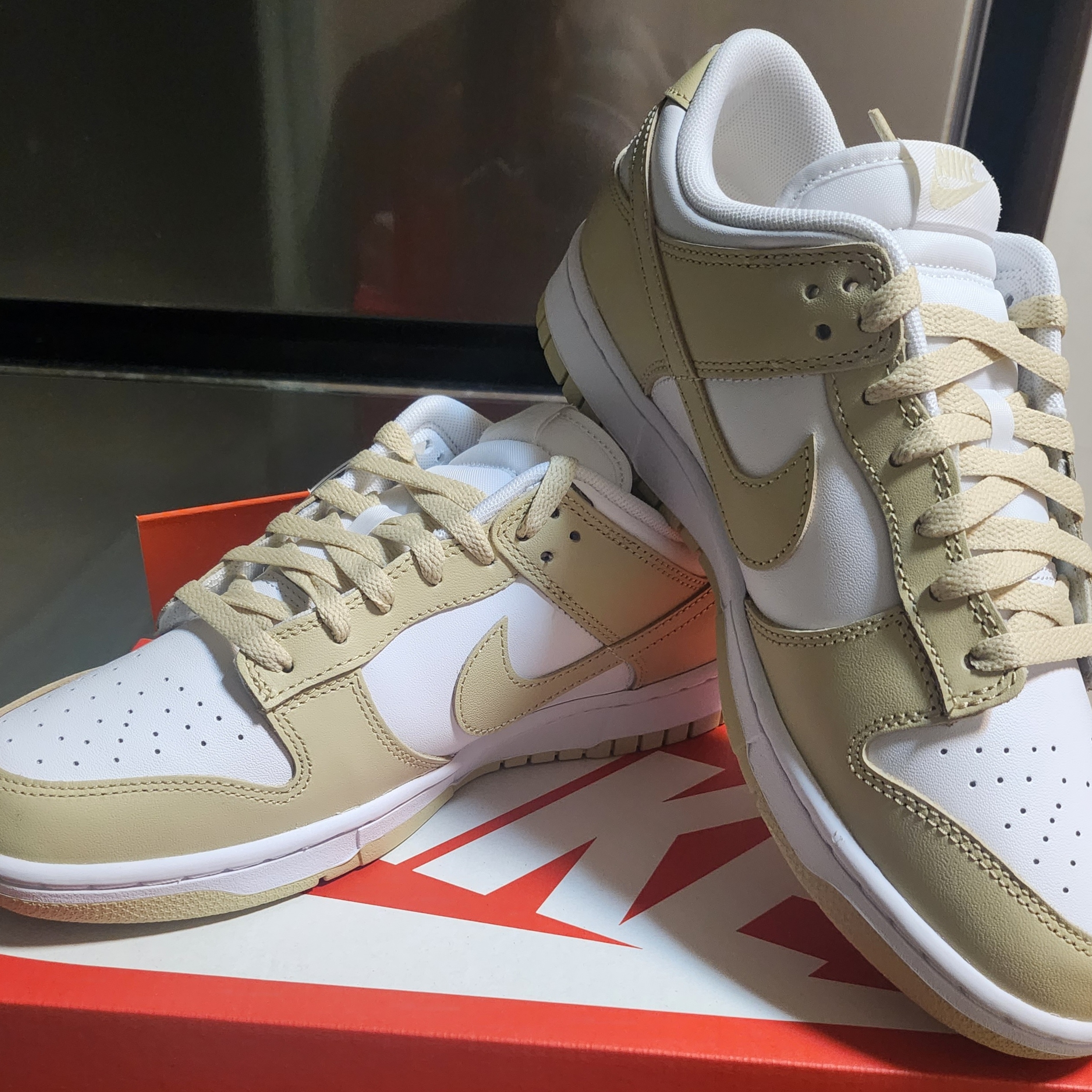 Nike Dunk Low Team Gold and White 착용 스타일 - 2