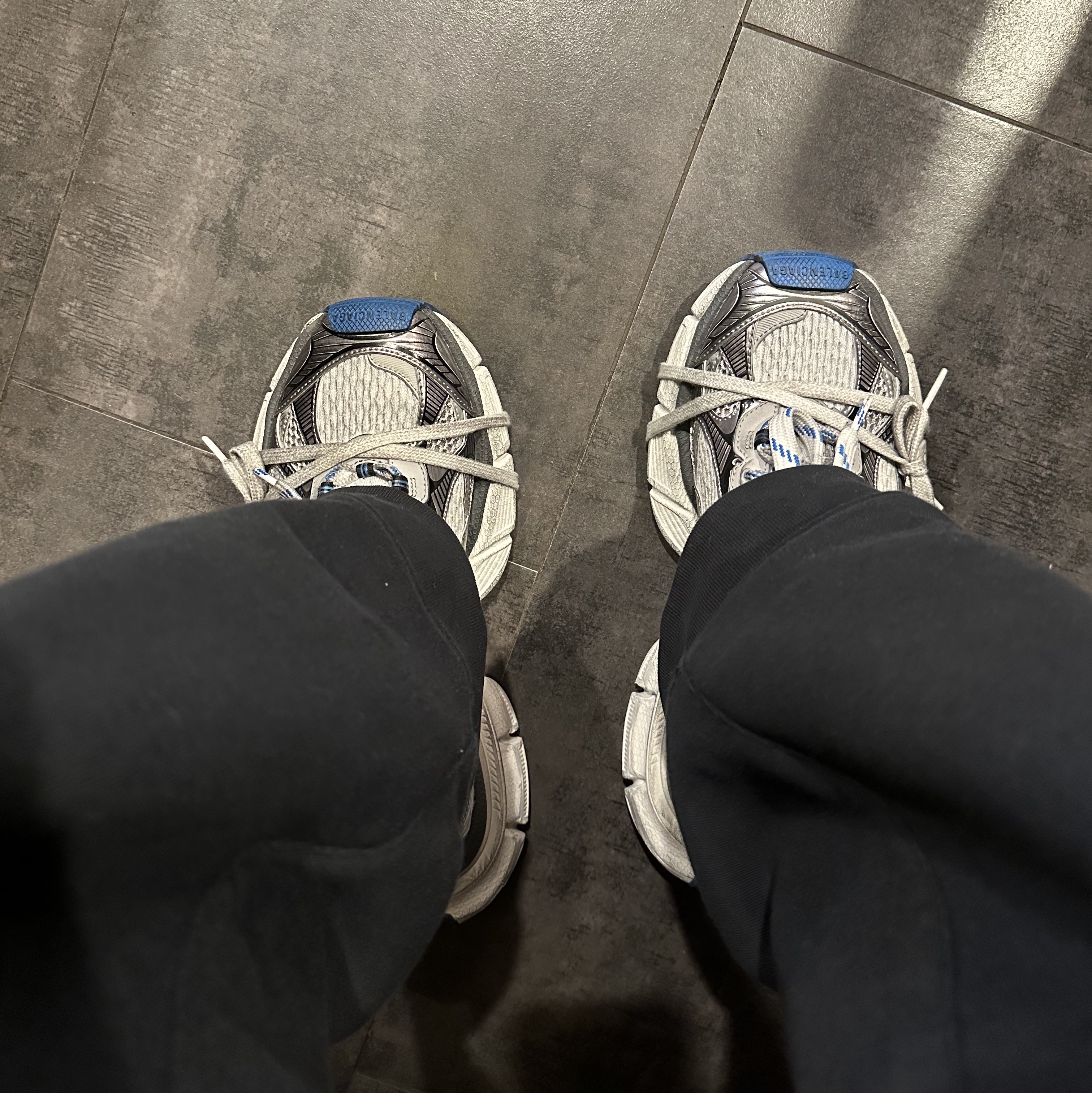 Balenciaga 3XL Sneakers Grey White Blue 착용 스타일
