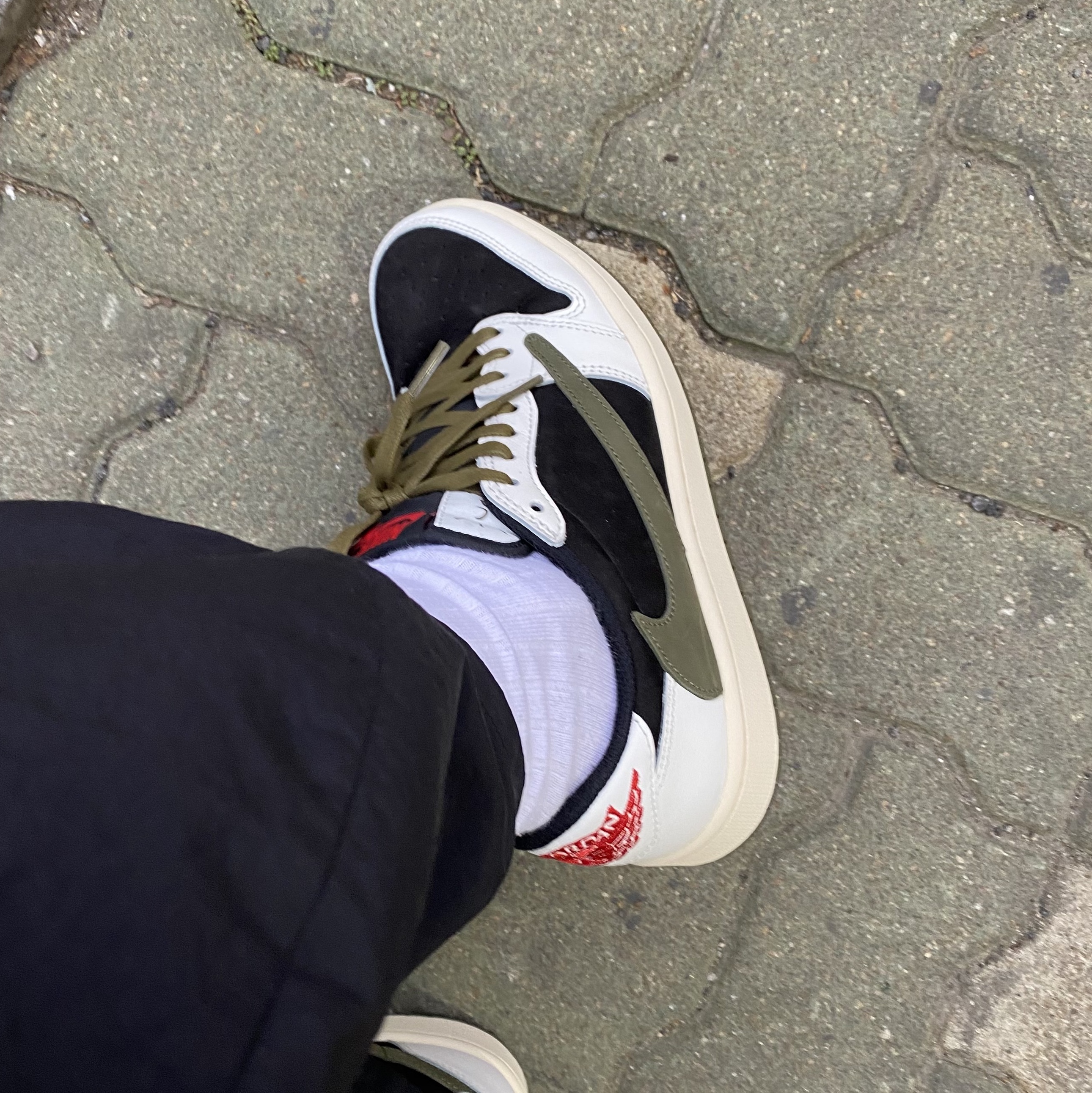 (W) Jordan 1 x Travis Scott Retro Low OG SP Medium Olive 착용 스타일 - 1
