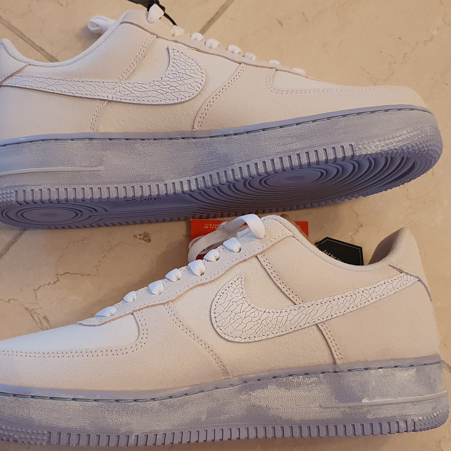 Nike Air Force 1 '07 LV8 EMB Summit White Blue Whisper 착용 스타일 - 1