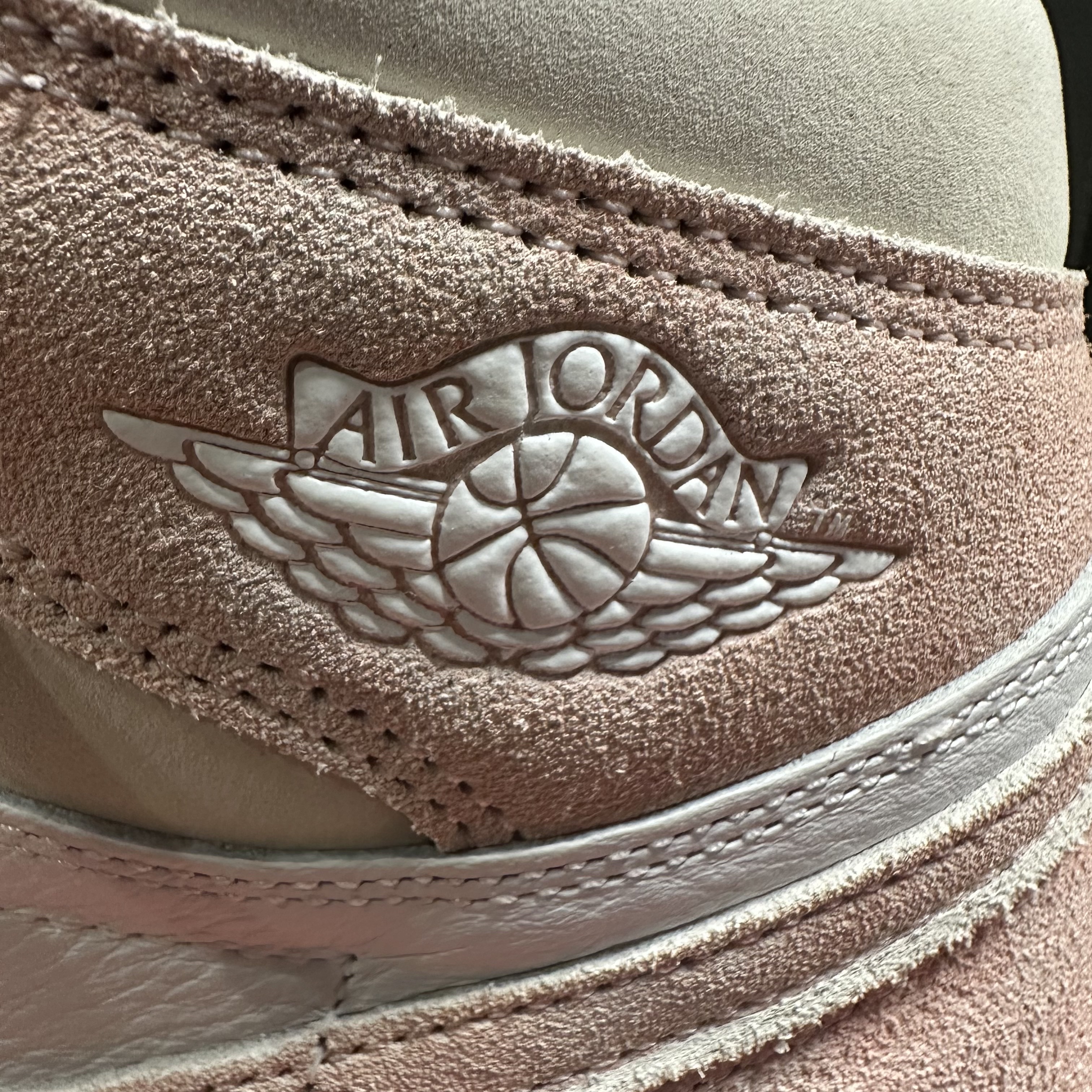 (W) Jordan 1 Retro High OG Coconut Milk and Sail 착용 스타일 - 3