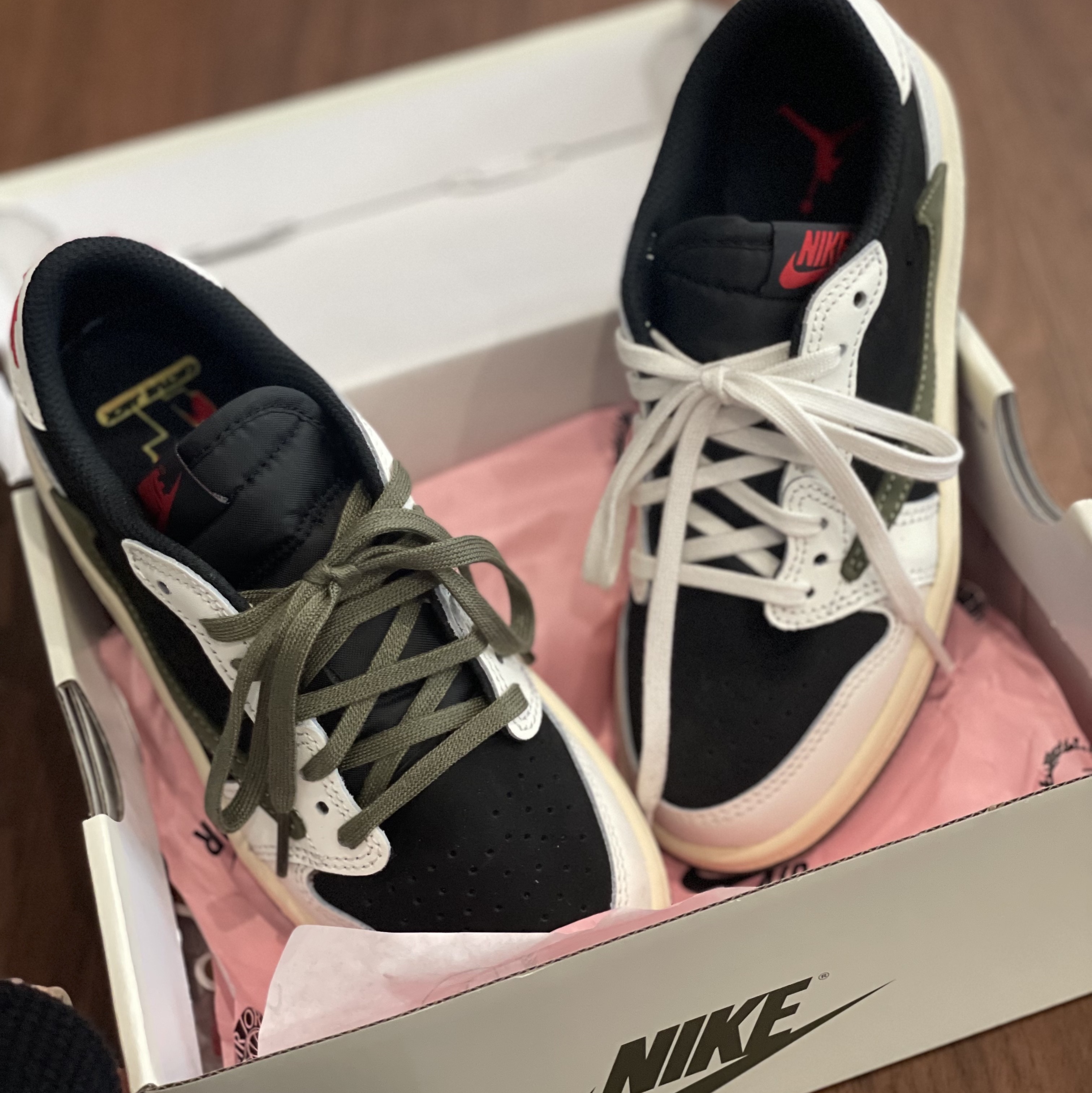 (PS) Jordan 1 x Travis Scott Retro Low OG SP Medium Olive 착용 스타일 - 1