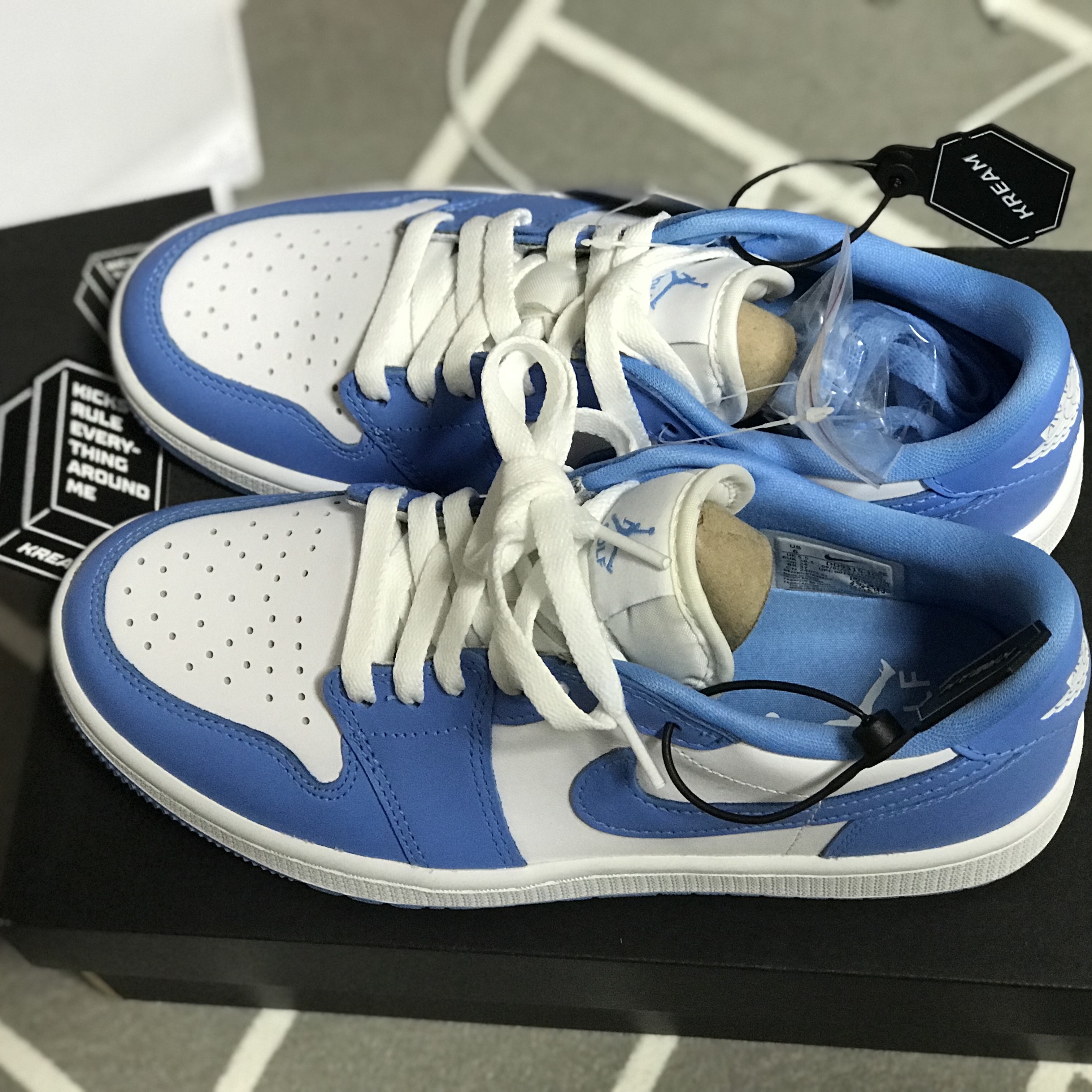 Jordan 1 Low Golf White and University Blue 착용 스타일 - 2