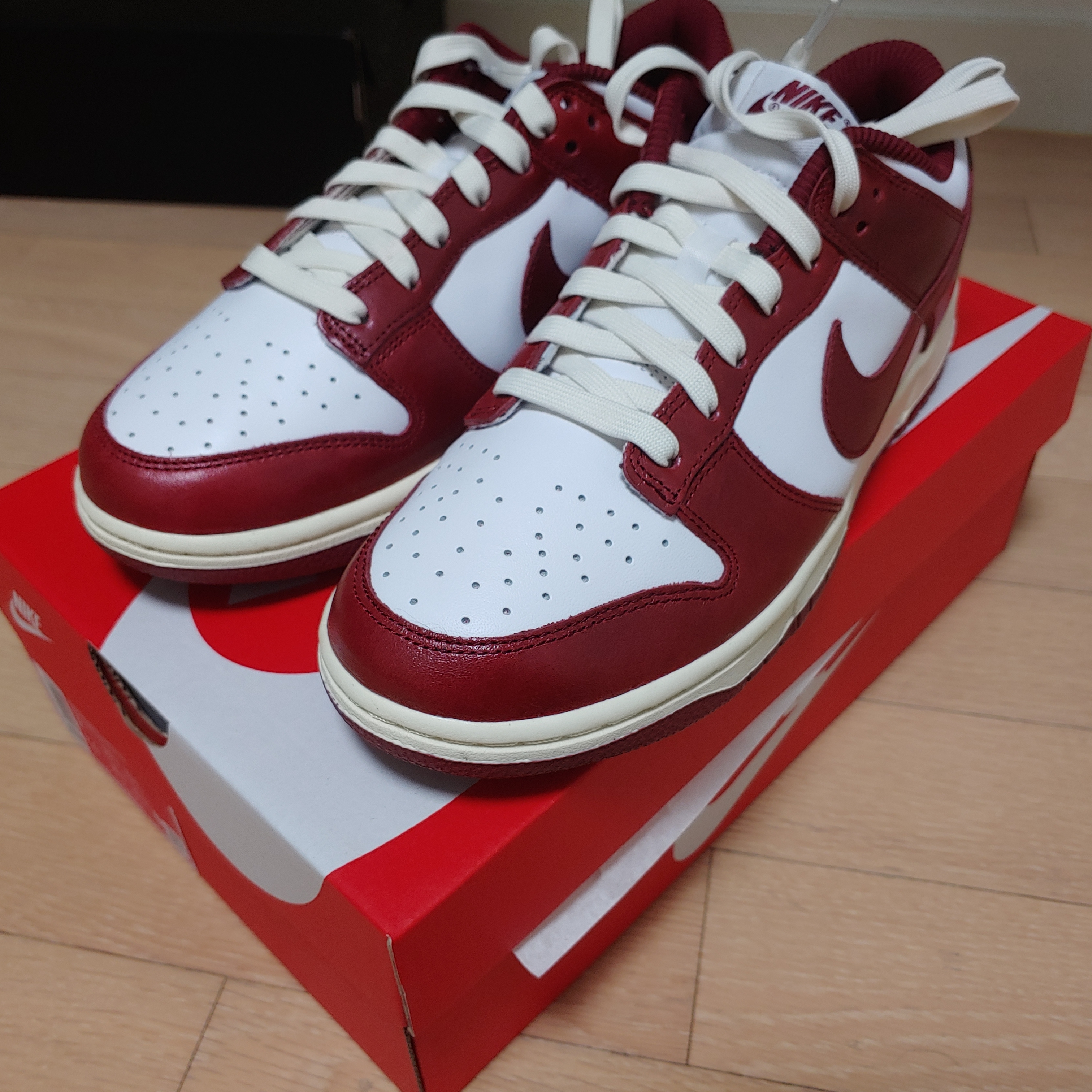 (W) Nike Dunk Low Retro PRM Team Red and White 착용 스타일 - 2