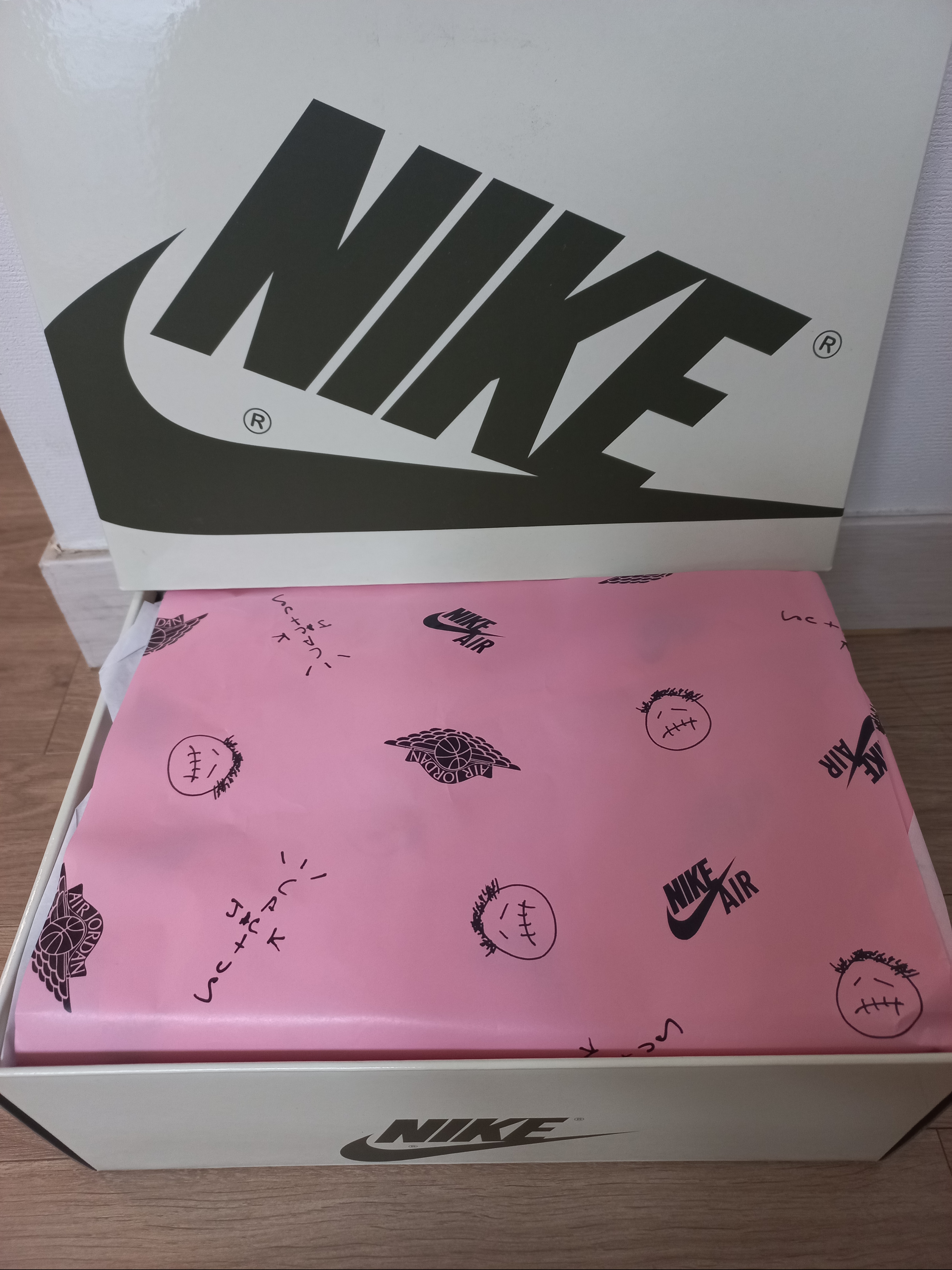 (W) Jordan 1 x Travis Scott Retro Low OG SP Medium Olive, (PS) Jordan 1 x Travis Scott Retro Low OG SP Medium Olive 착용 스타일 - 4