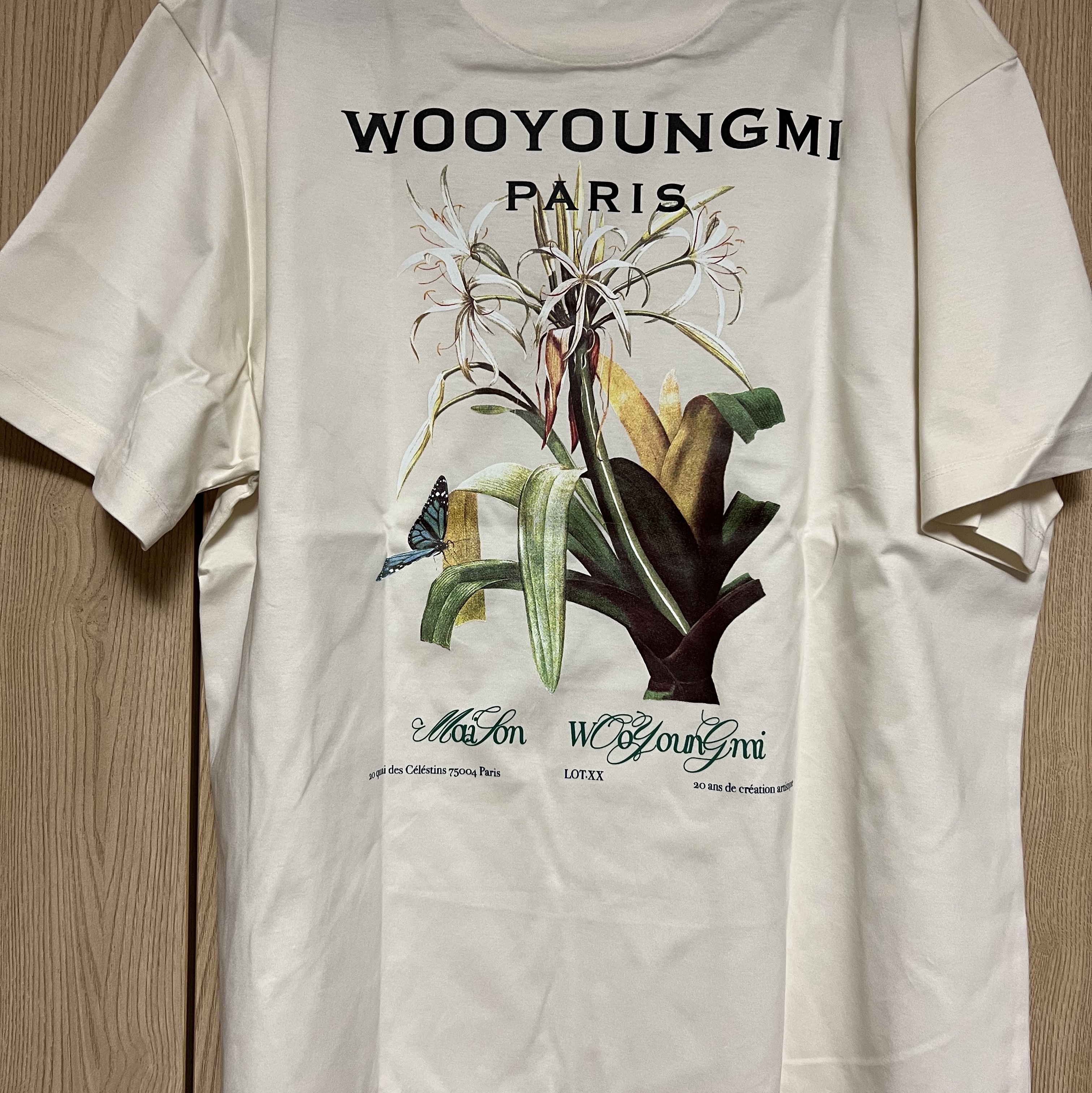Wooyoungmi Feather Back Logo T-Shirt Black - 23SS, Wooyoungmi Flower Print Back Logo T-Shirt Ivory - 23SS 착용 스타일 - 2