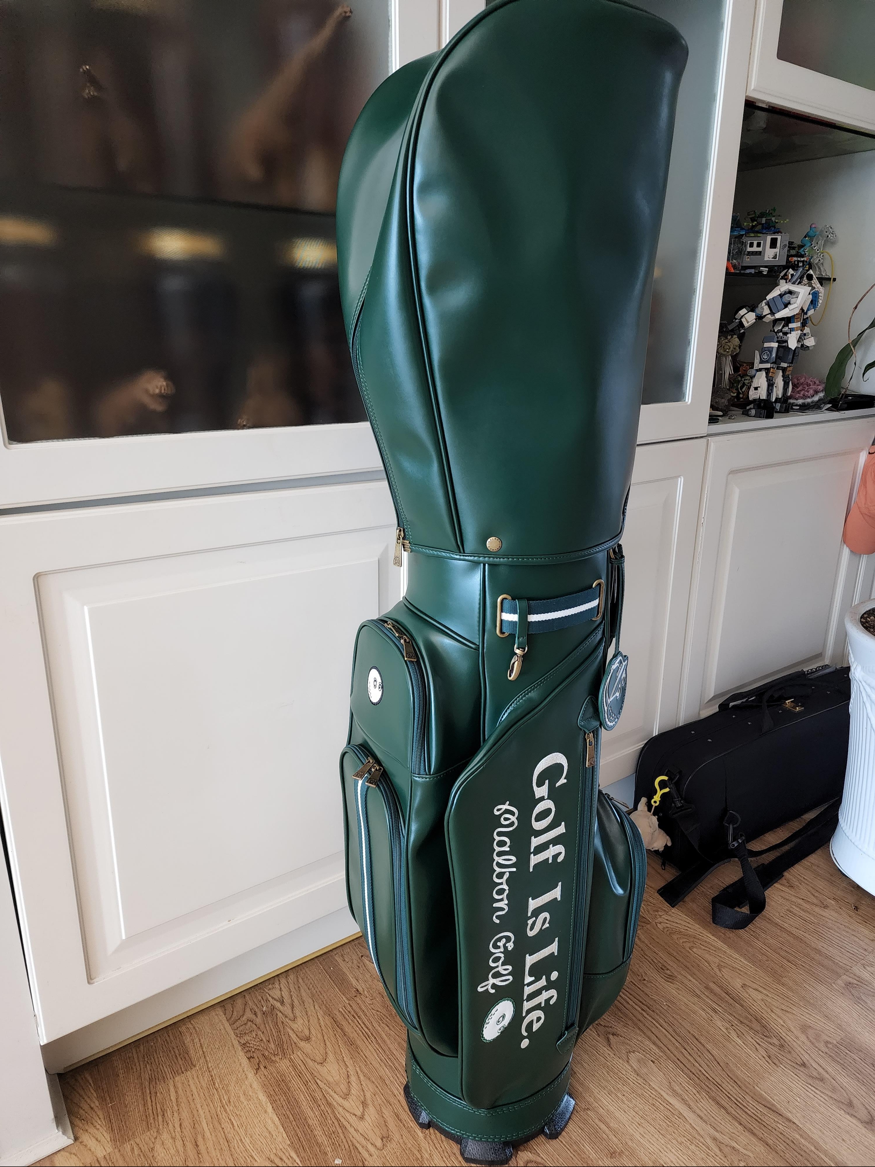 Malbon Golf Vintage Mood Caddie Bag Green, Malbon Golf Vintage Mood Caddie Bag Black 착용 스타일 - 1