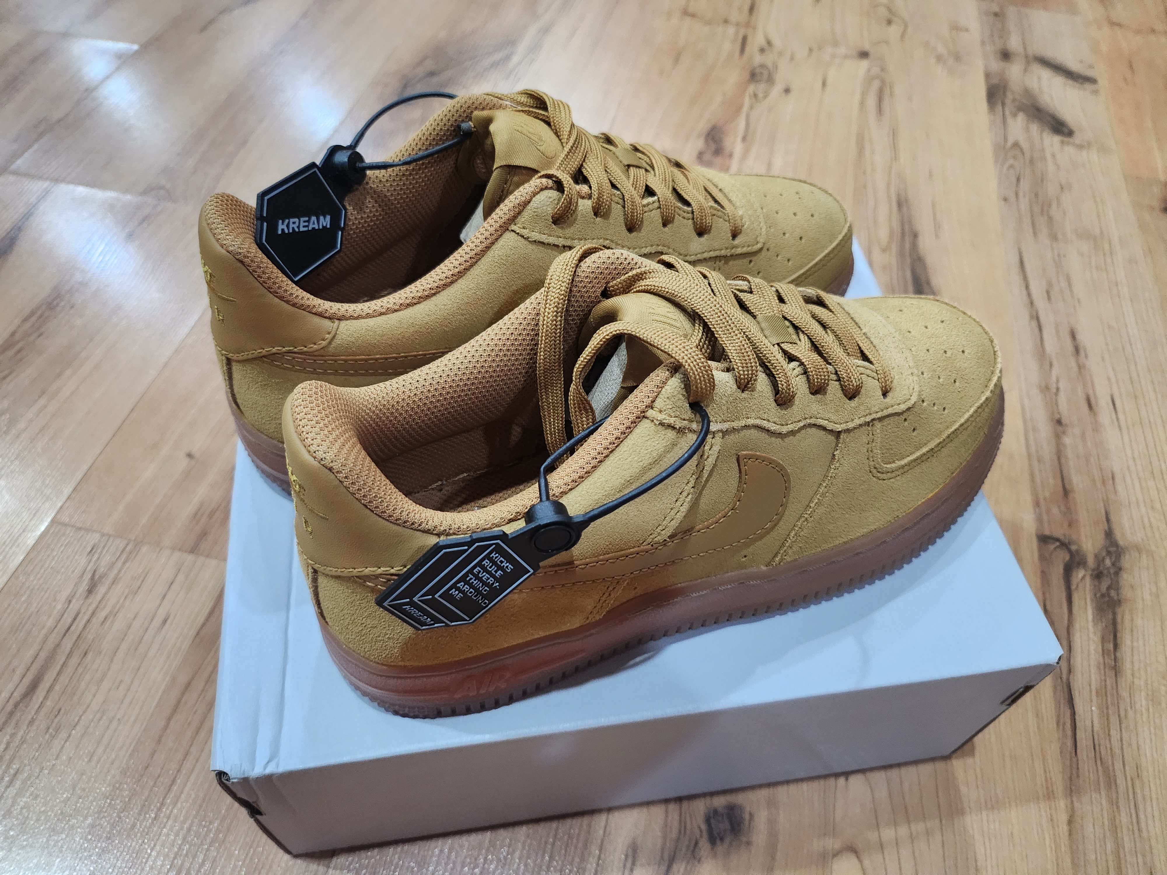 (GS) Nike Air Force 1 LV8 3 Wheat 착용 스타일 - 2