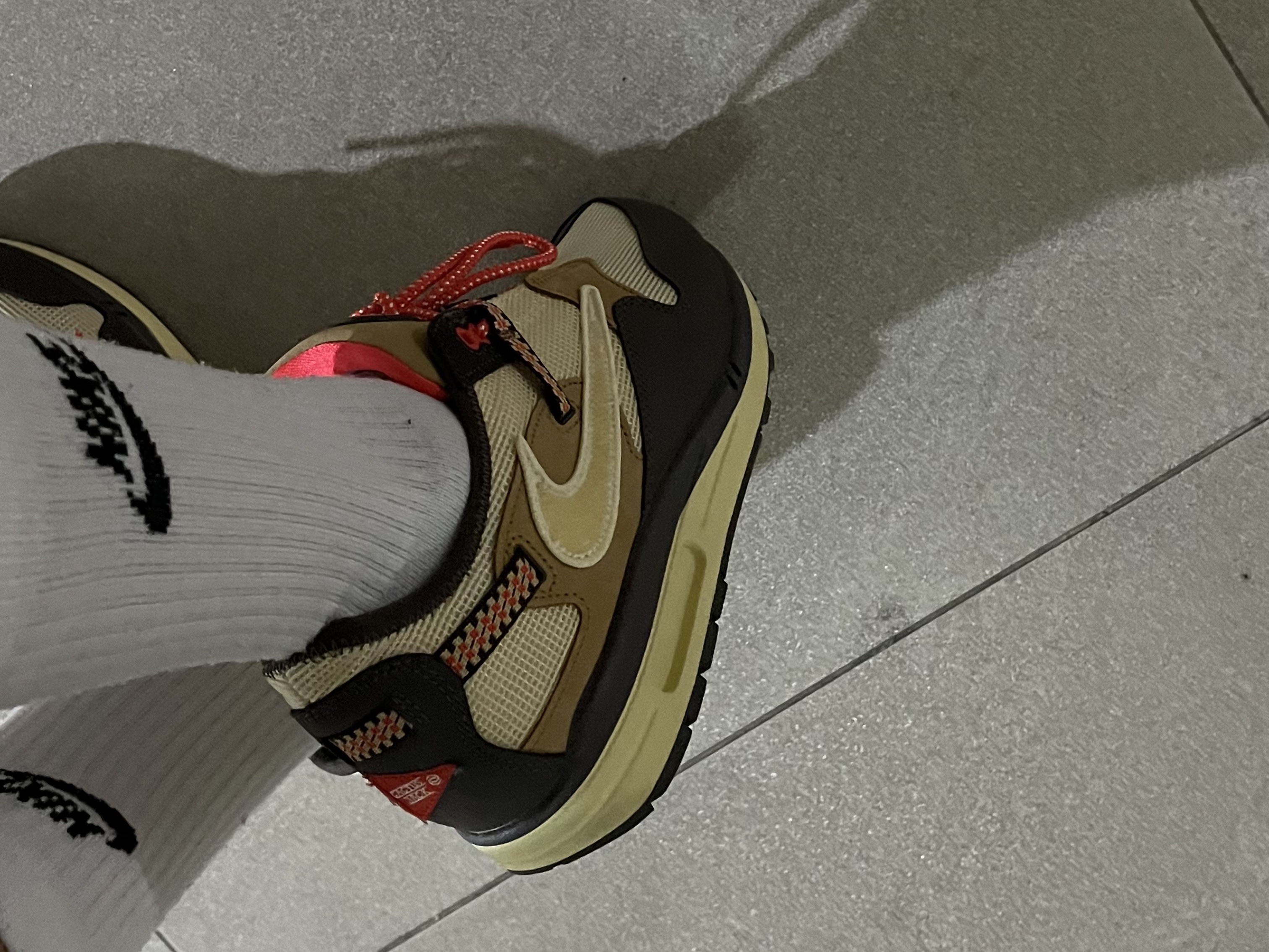 Nike x Travis Scott Air Max 1 Cact.us Brown 착용 스타일 - 2