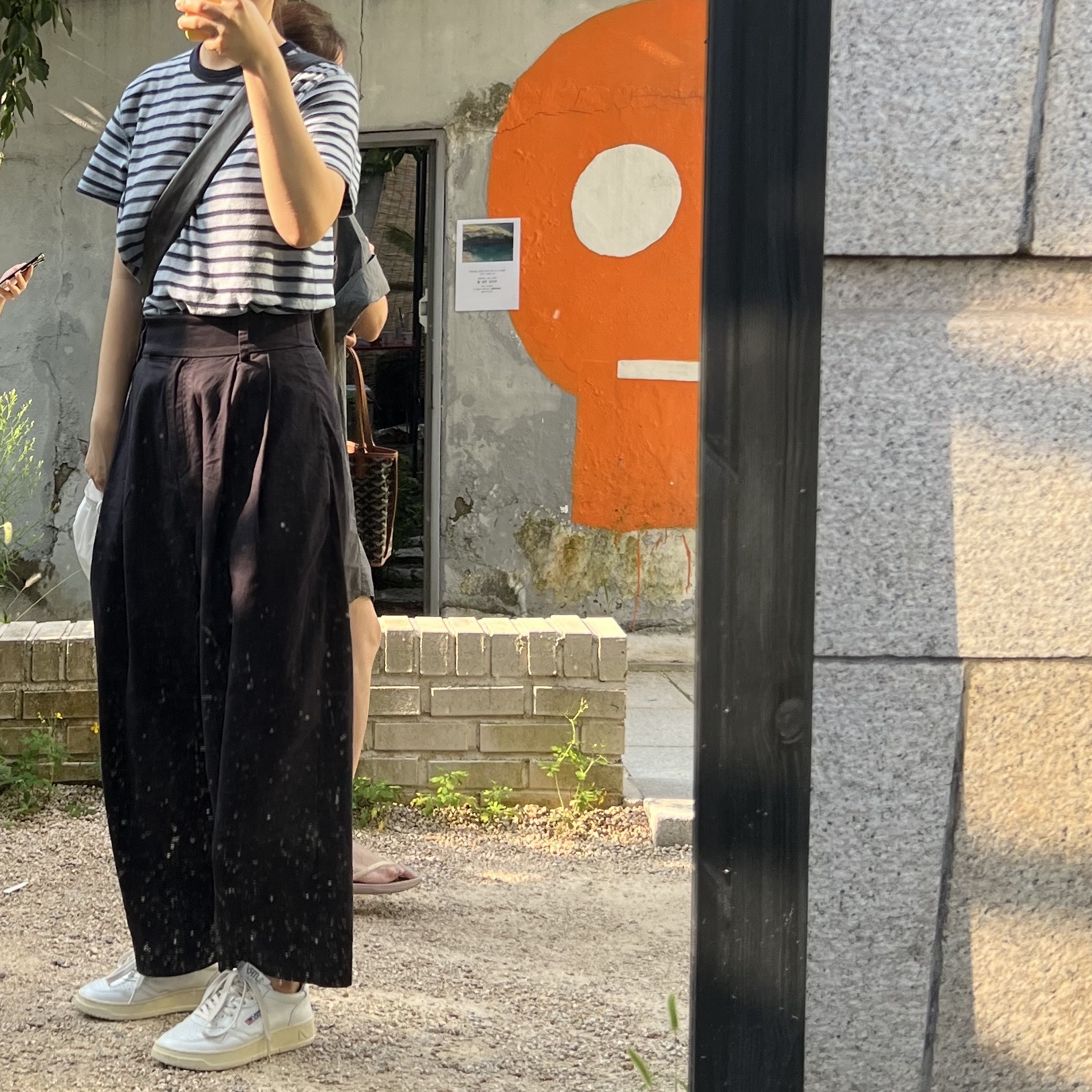 (W) Autry Medalist Low Leather Sneakers White 착용 스타일 - 1