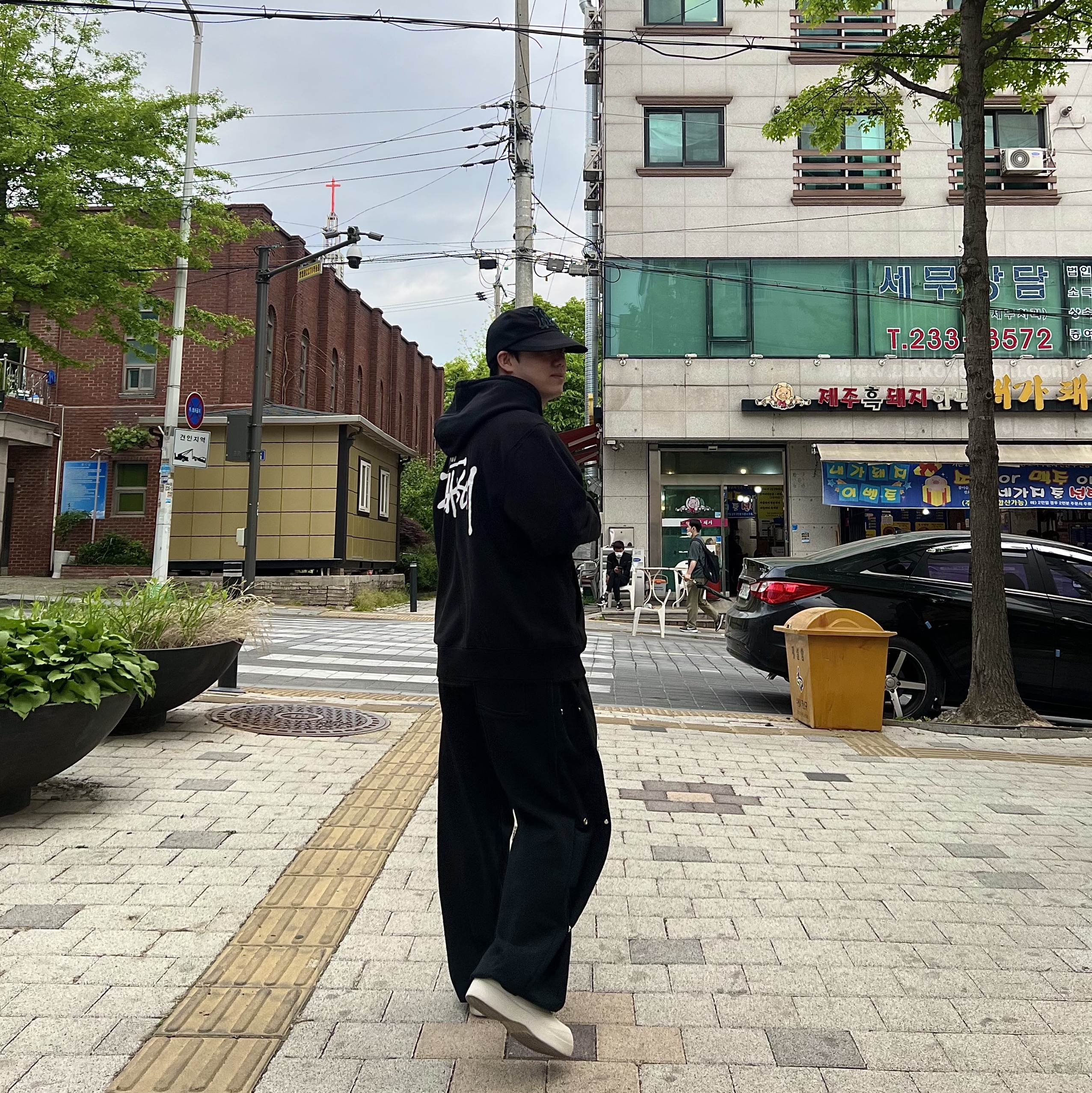 Stussy Basic Stussy Hoodie Black 2023, MJD Side Snap Wide C/P Sweatpants Black 착용 스타일 - 2