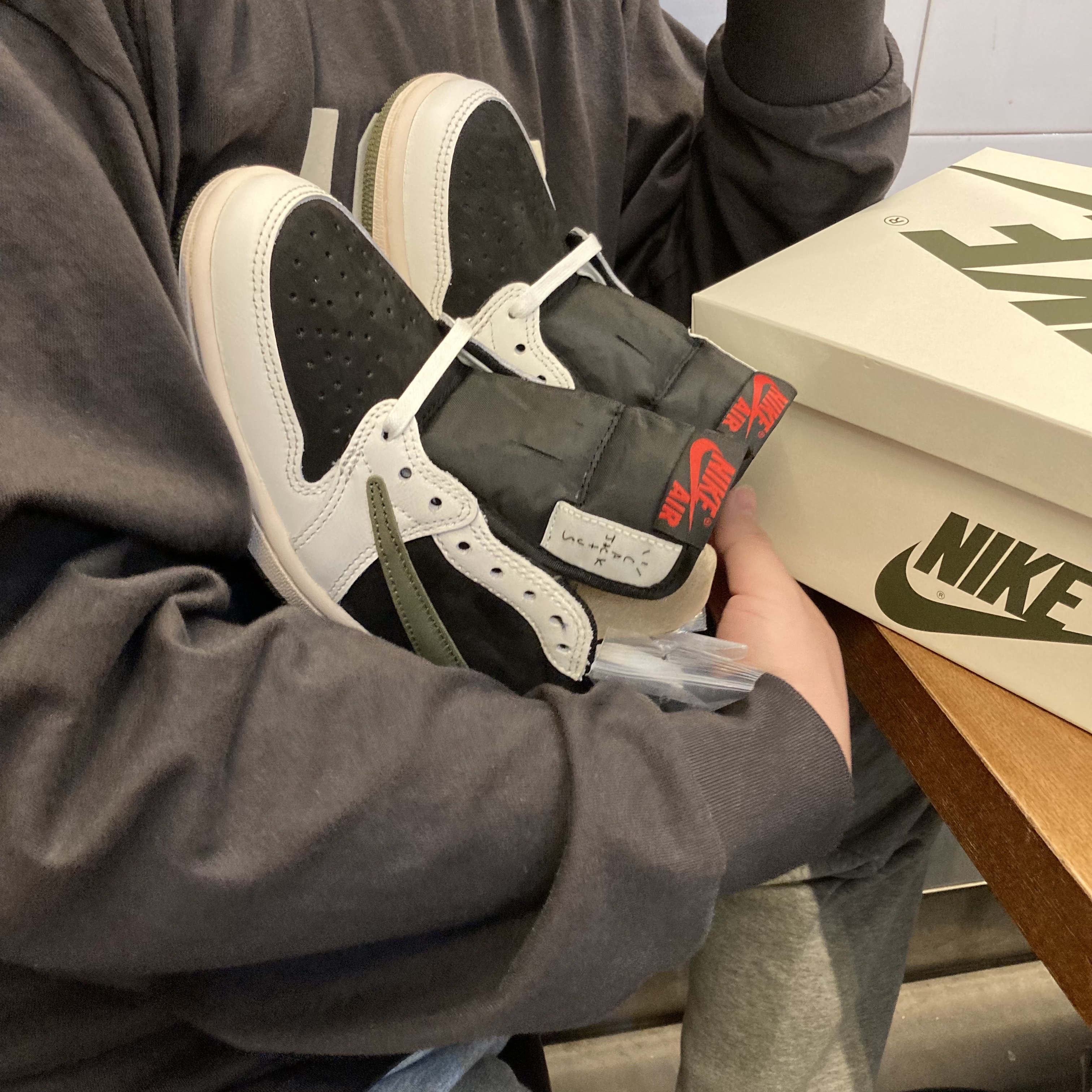 (W) Jordan 1 x Travis Scott Retro Low OG SP Medium Olive, Essentials 1977 Long Sleeve T-Shirt Iron - 22SS 착용 스타일
